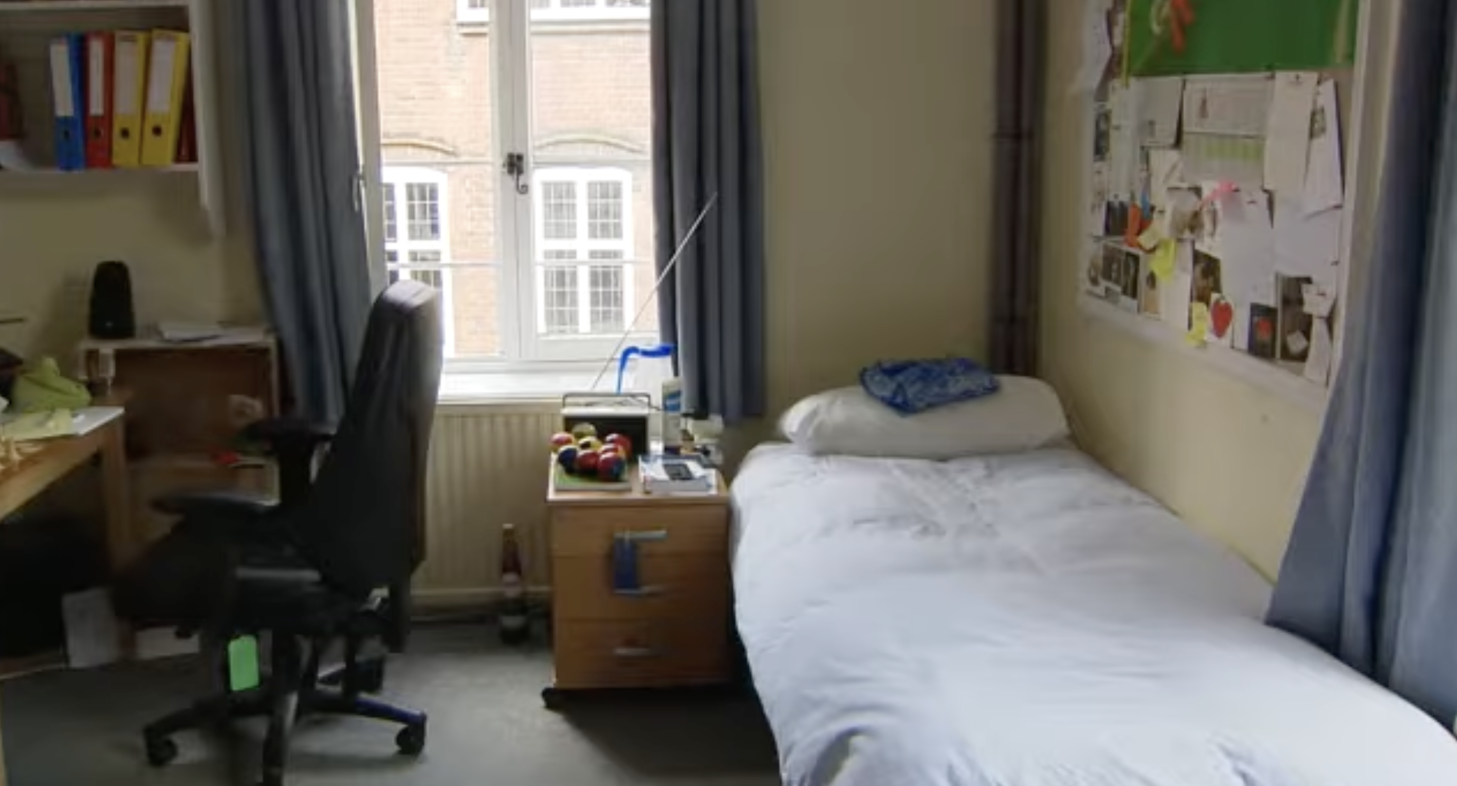 Ein Schülerzimmer am Eton College ist mit einem Einzelbett, einem Schreibtisch und einer persönlichen Pinnwand ausgestattet. Im Schulprospekt heißt es, dass jeder Schüler sein eigenes Schlaf- und Arbeitszimmer hat. | Quelle: Youtube/Paradoxyy