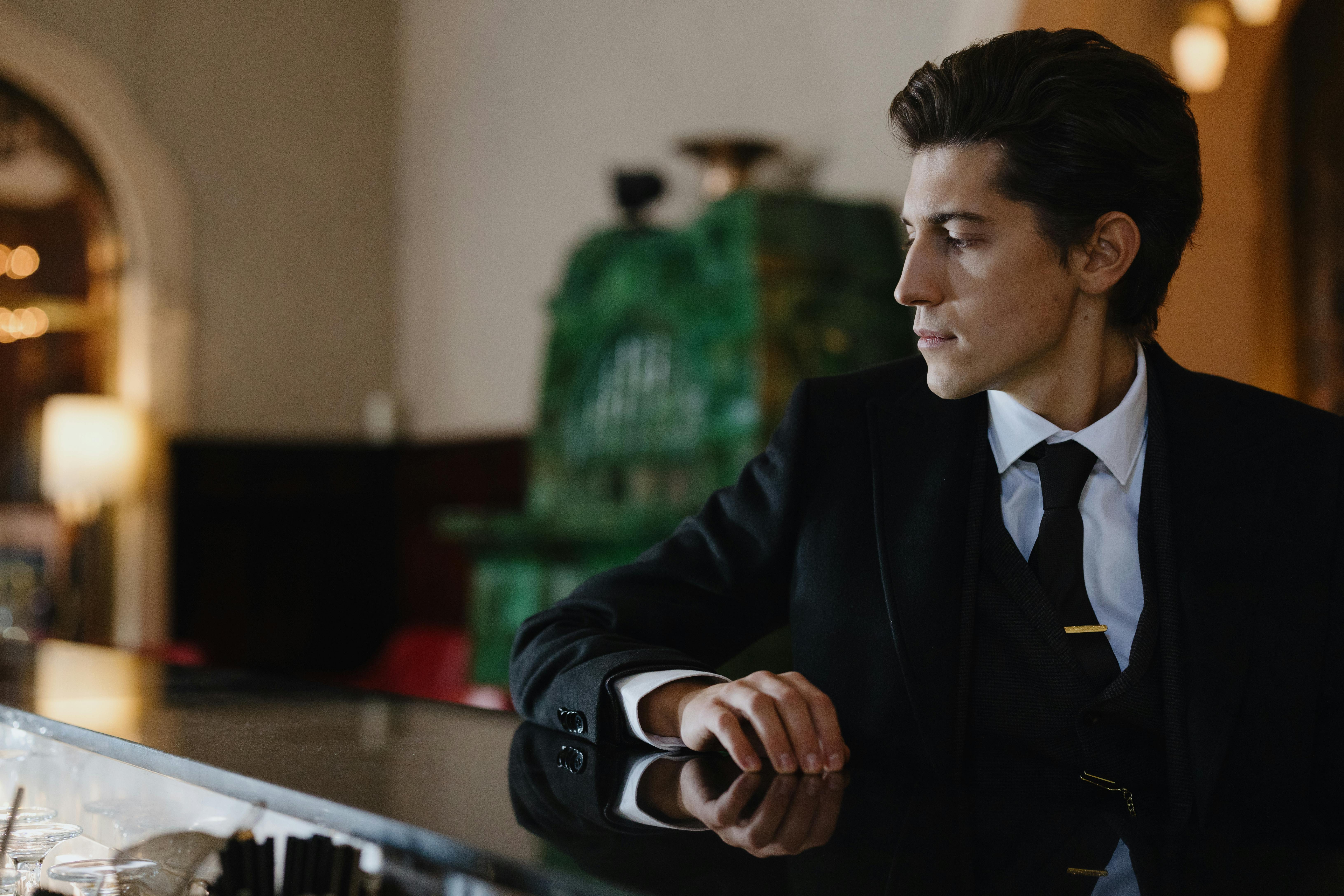 Mann, der am Tresen sitzt | Quelle: Pexels