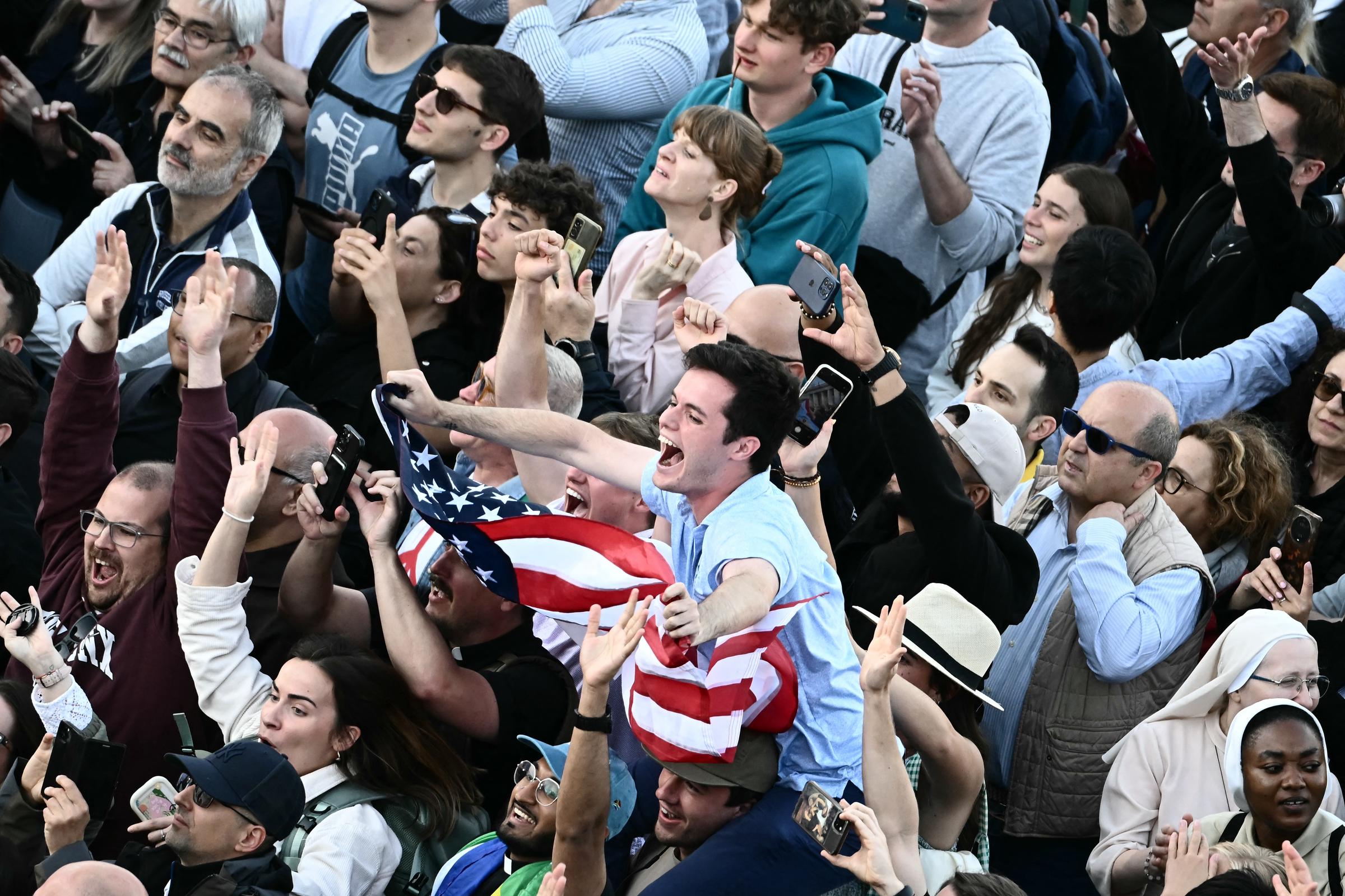 Ein Mann schwenkt eine US-Flagge auf dem Petersplatz, als der neue Papst am 8. Mai 2025 im Vatikan verkündet wird | Quelle: Getty Images