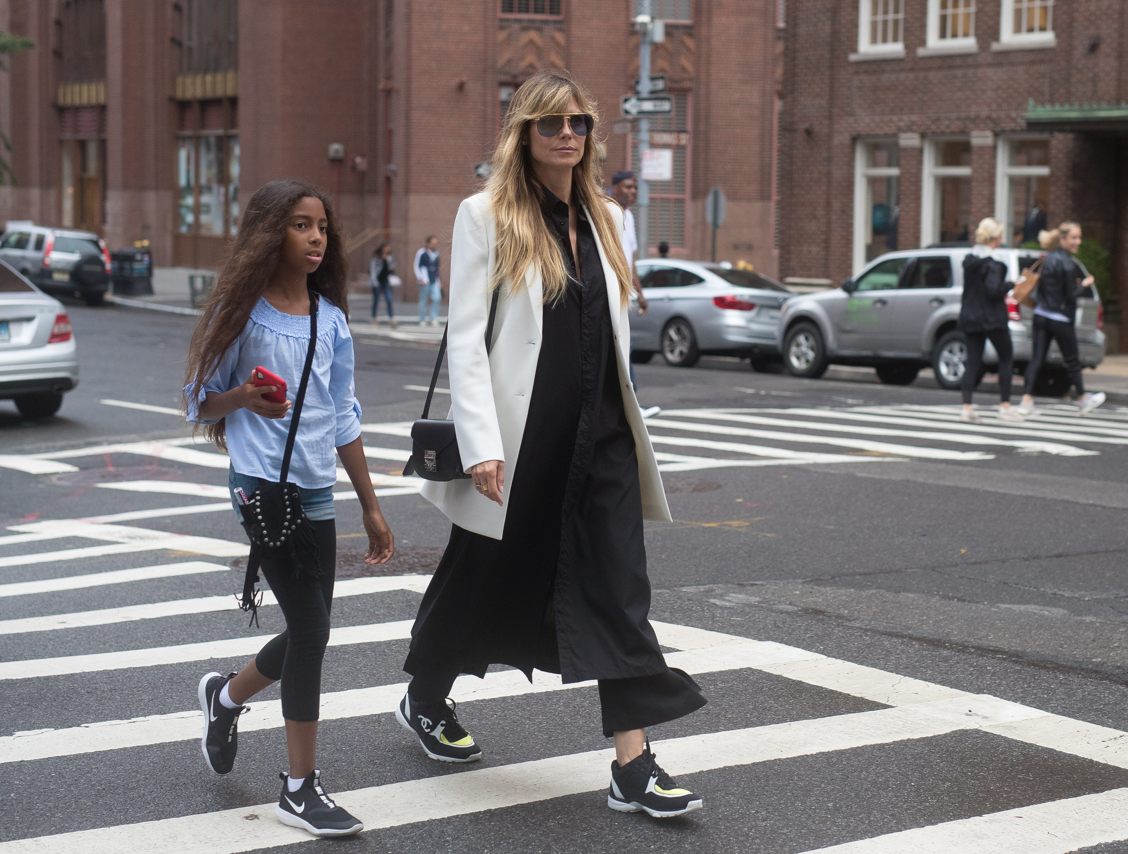 Ein früherer Mutter-Tochter-Ausflug zeigte, dass Lou noch jung genug war, um dicht neben Heidi durch New York zu schlendern – Jahre bevor sie mit ihrem ganz eigenen Stil und ihrer eigenen öffentlichen Stimme bei der Paris Fashion Week auftauchte. | Quelle: Getty Images