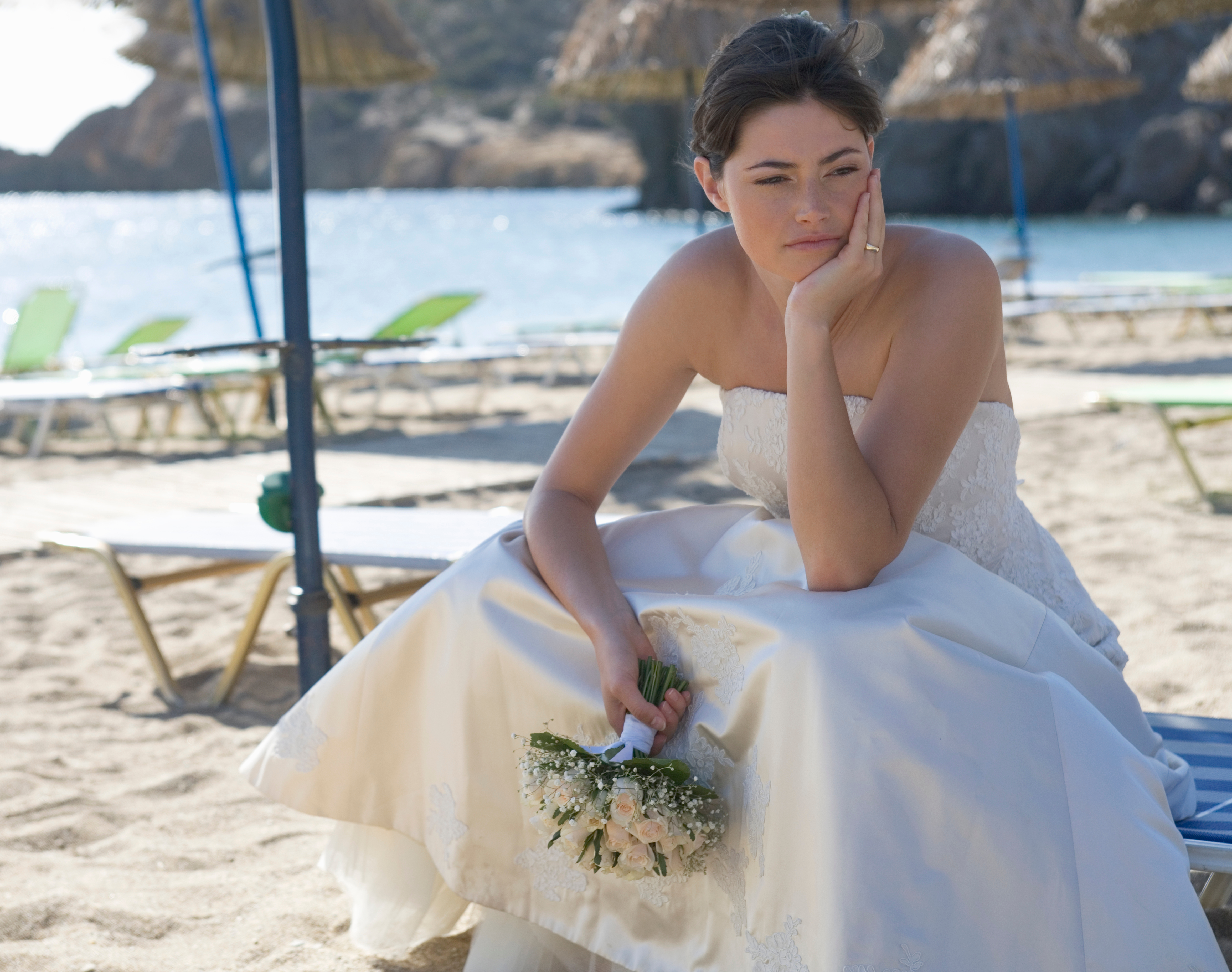 Das Bild einer Braut, die an ihrem besonderen Tag verzweifelt und enttäuscht aussieht | Quelle: Shutterstock