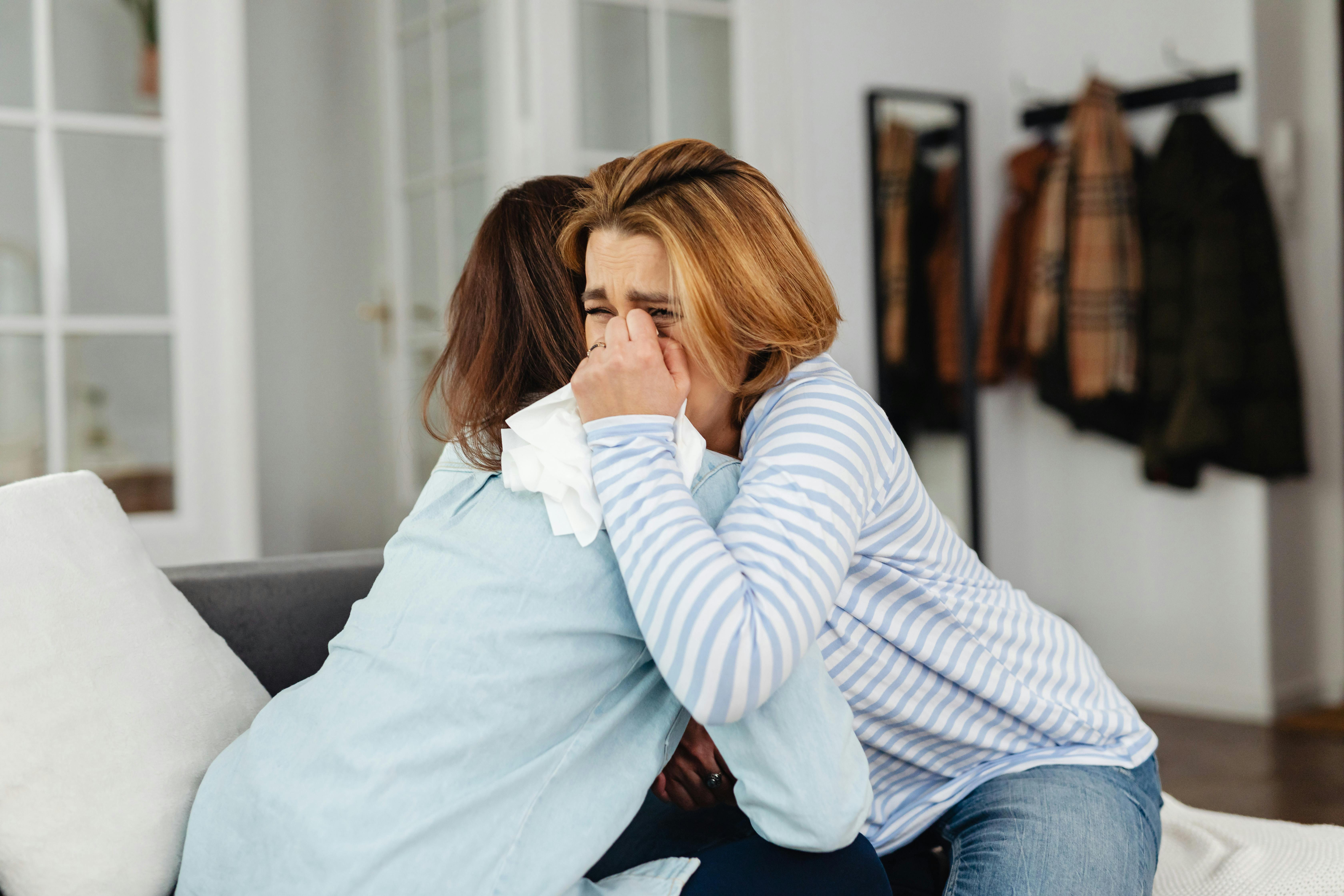 Eine Frau weint einer anderen Person zu | Quelle: Pexels