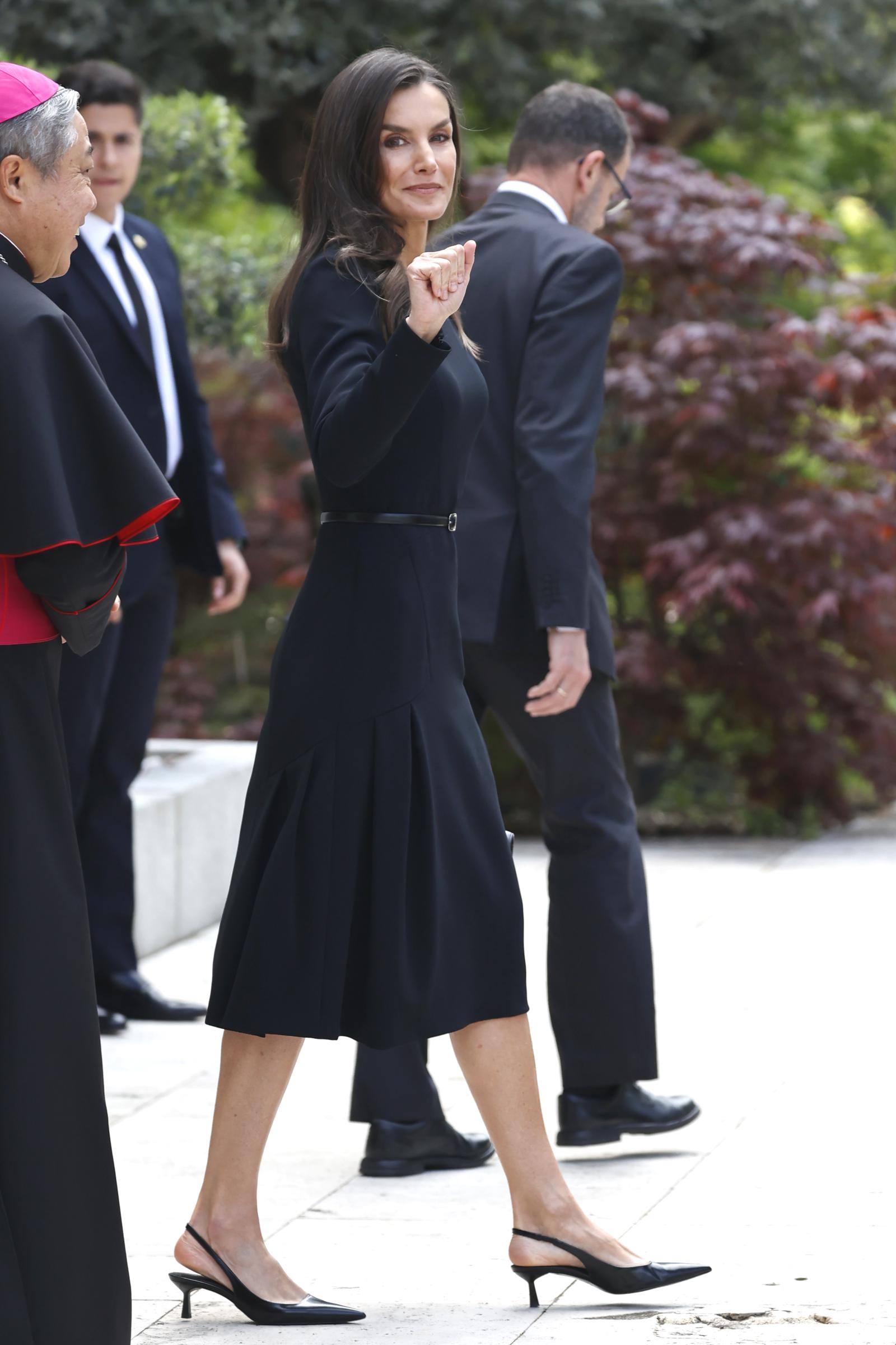 Königin Letizia am Ausgang, nachdem sie sich in der Apostolischen Nuntiatur in ein Kondolenzbuch zum Tod von Papst Franziskus I. eingetragen hat, am 22. April 2025 in Madrid, Spanien | Quelle: Getty Images