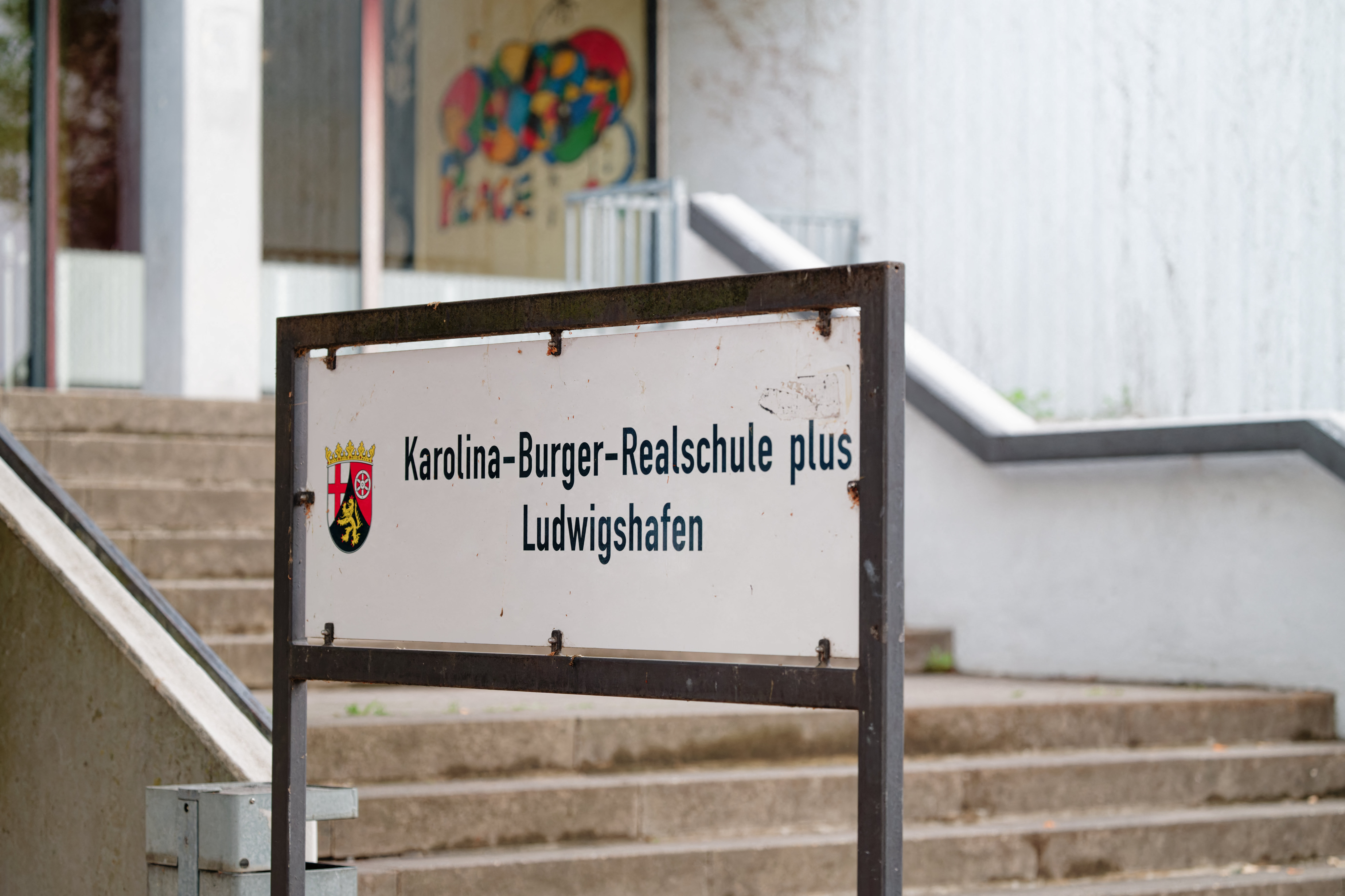 Ein Schild mit dem Namen der Schule | Quelle: Getty Images