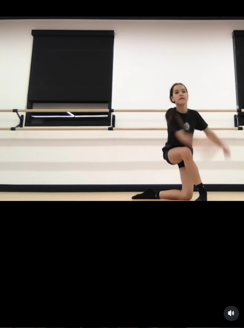 Fiona Lowe tanzt bei einer Probe im Studio – nur einen Monat, nachdem ihre Familie ihr Zuhause beim Palisades-Brand verloren hatte, kehrt sie schon wieder zum Training zurück. Ihre Lehrerin, Kendra Andrews, erinnerte sich daran, wie sie mit einem