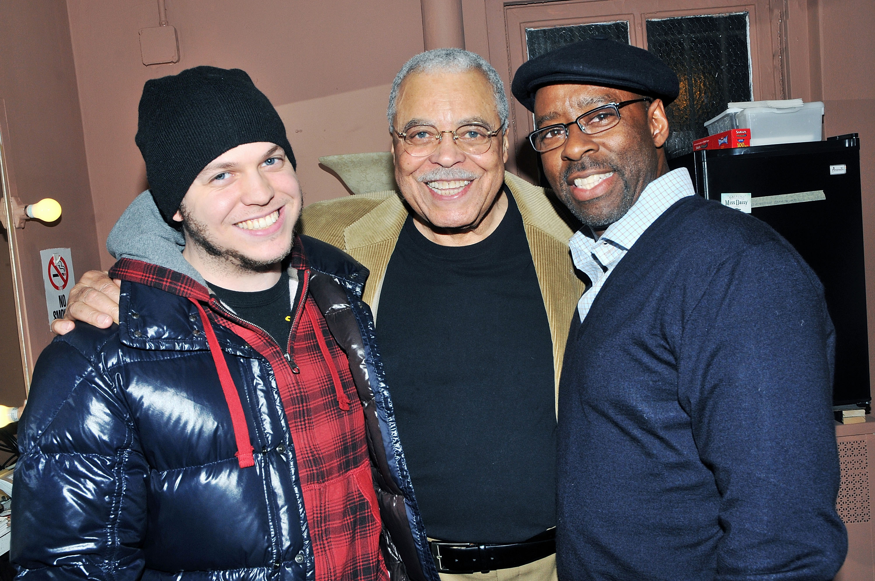 Flynn Earl Jones, James Earl Jones und Courtney B. Vance hinter der Bühne von "Driving Miss Daisy" am Broadway im The Golden Theatre am 9. Januar 2011 in New York. | Quelle: Getty Images