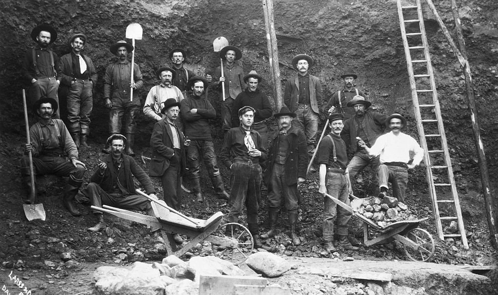 Gruppe von Pickel und Schaufel Bergleute | Quelly: Getty Images