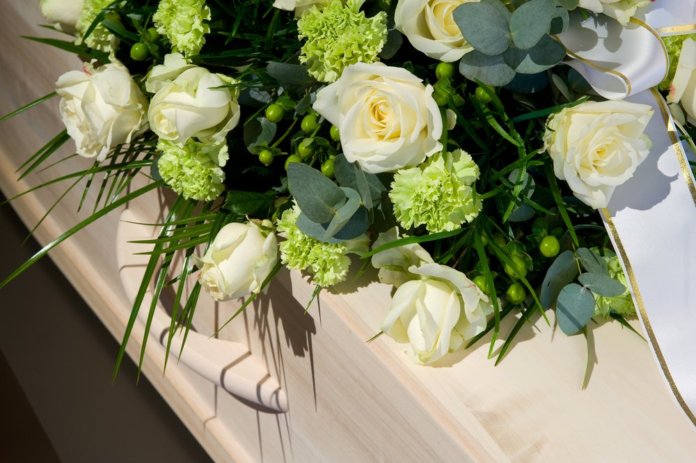 Blumen bei der Beerdigung. | Quelle: Shutterstock