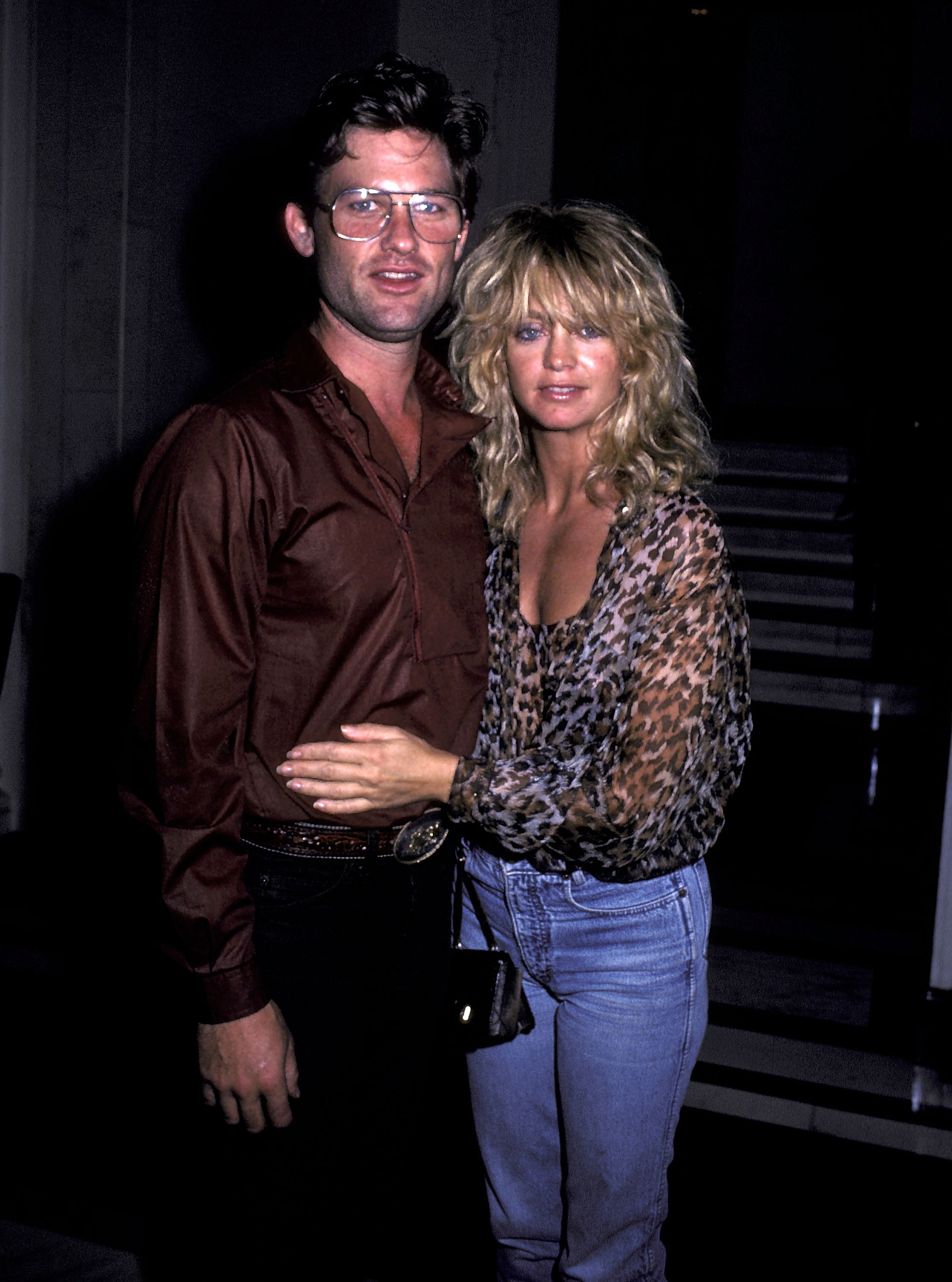 Kurt Russell und Goldie Hawn verlassen das Carlyle Hotel in New York City am 23. Juli 1983 | Quelle: Getty Images