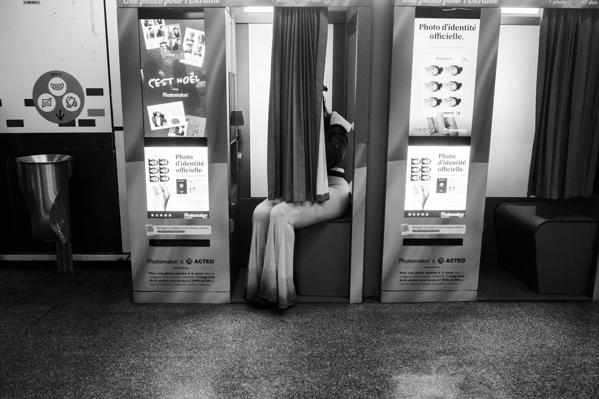 Person, die in einem Fotoautomaten sitzt | Quelle: Pexels