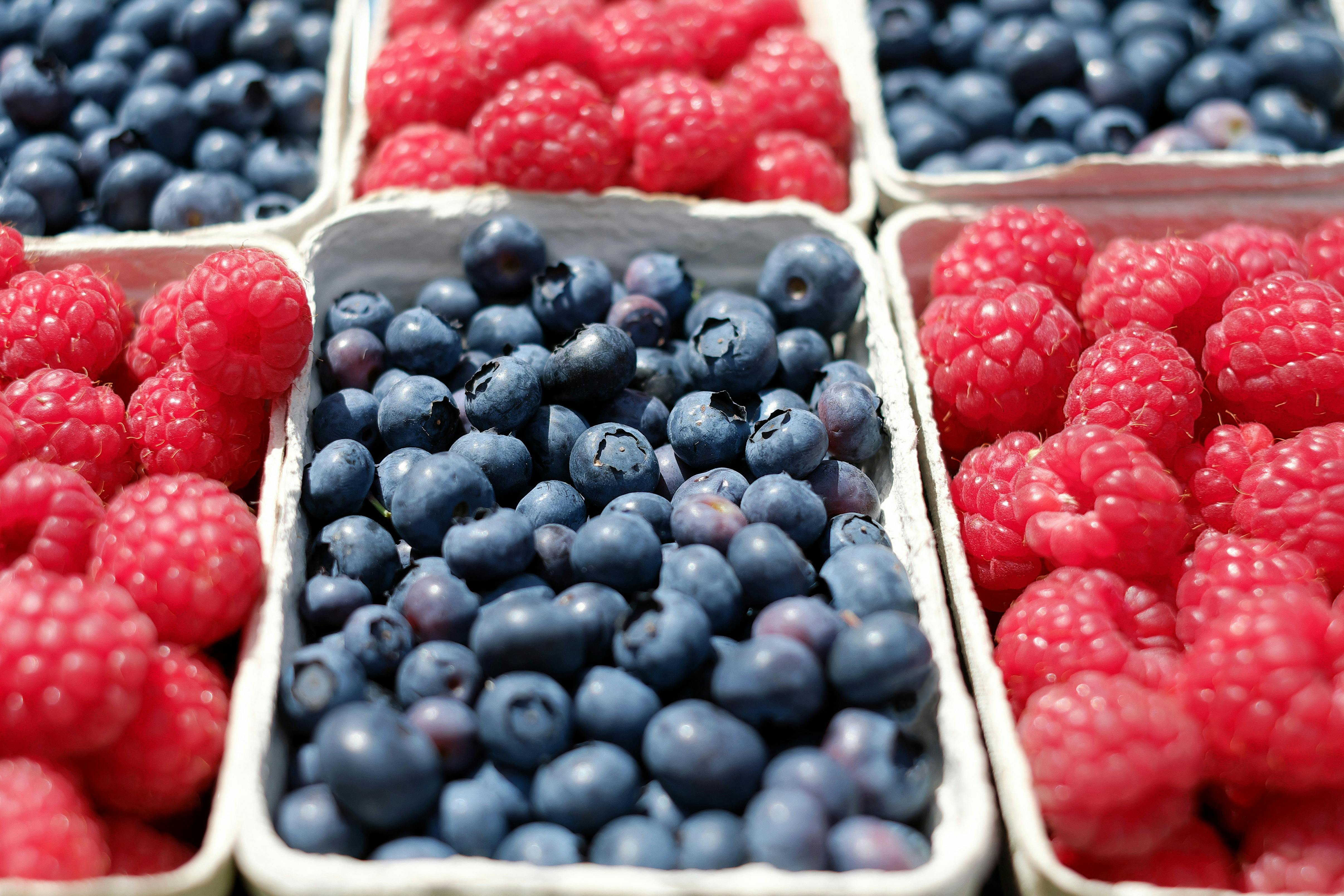 Blaubeeren und Himbeeren | Quelle: Pexels