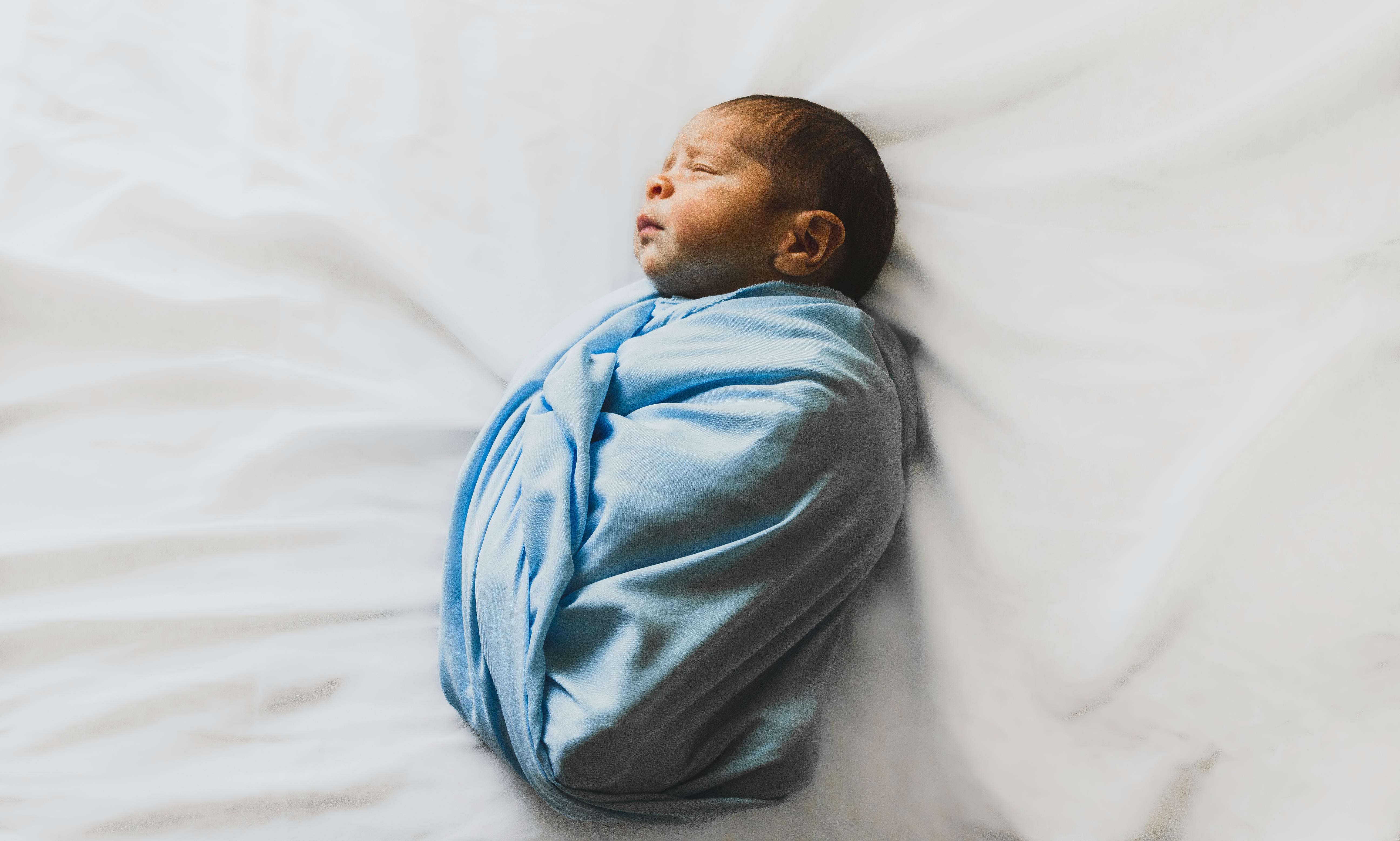 Neugeborenes Baby in blaue Decke gehüllt | Quelle: Pexels