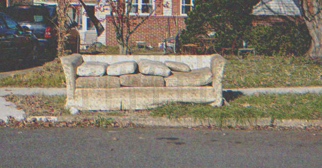 Eine alte Couch auf der Straße | Quelle: Shutterstock