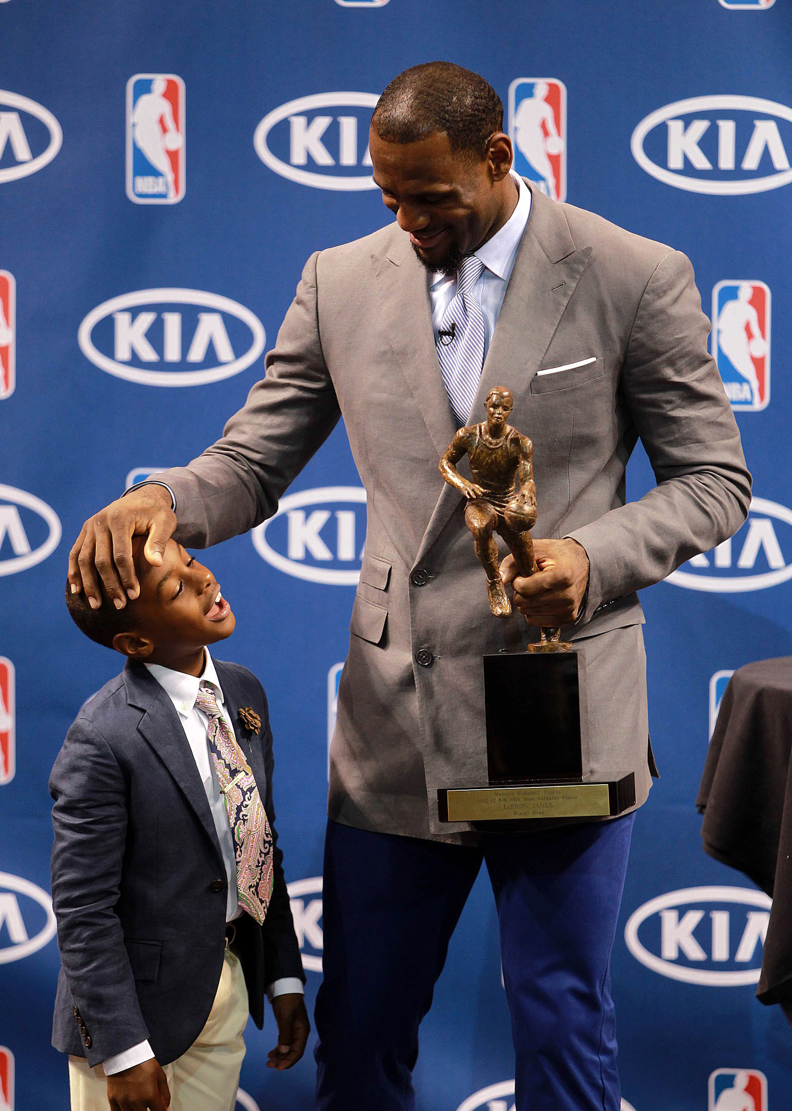 LeBron James und sein Sohn Lebron Jr. während einer Pressekonferenz am 12. Mai 2012 | Quelle: Getty Images