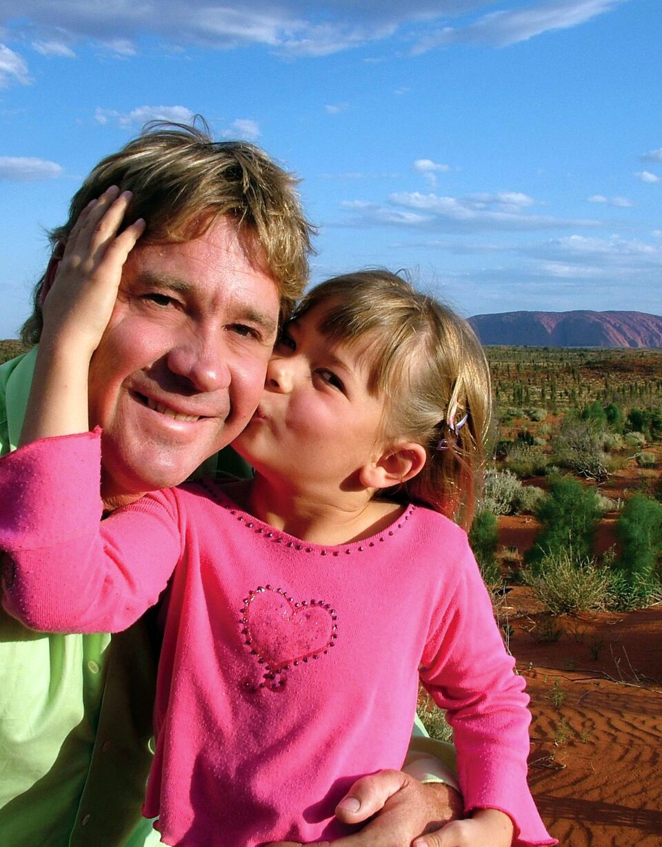 Bindi Irwin posiert mit ihrem Vater, Steve Irwin. | Quelle: Getty Images
