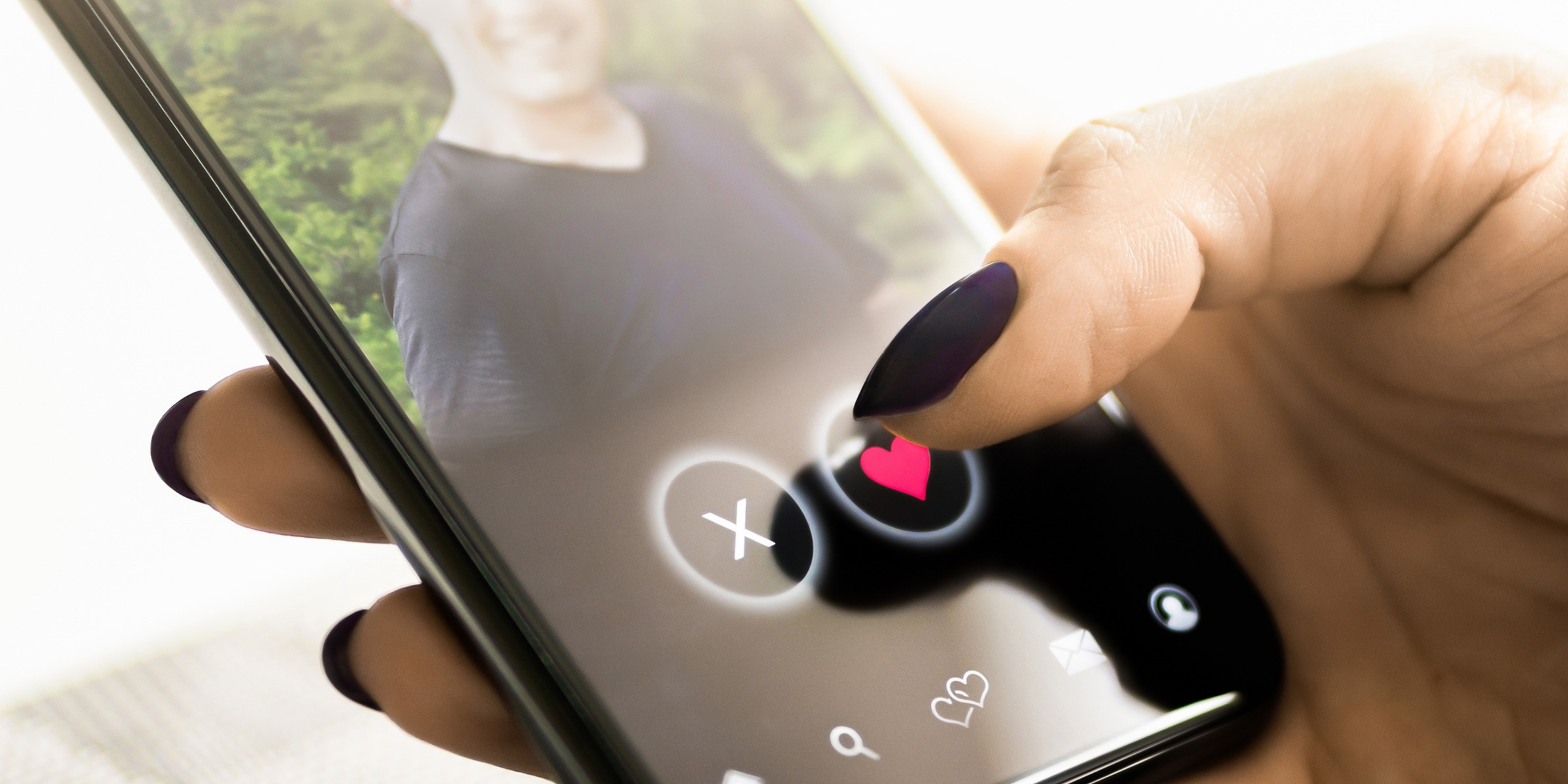 Eine Frau bekommt ein Match bei einer Dating-App | Quelle: Shutterstock