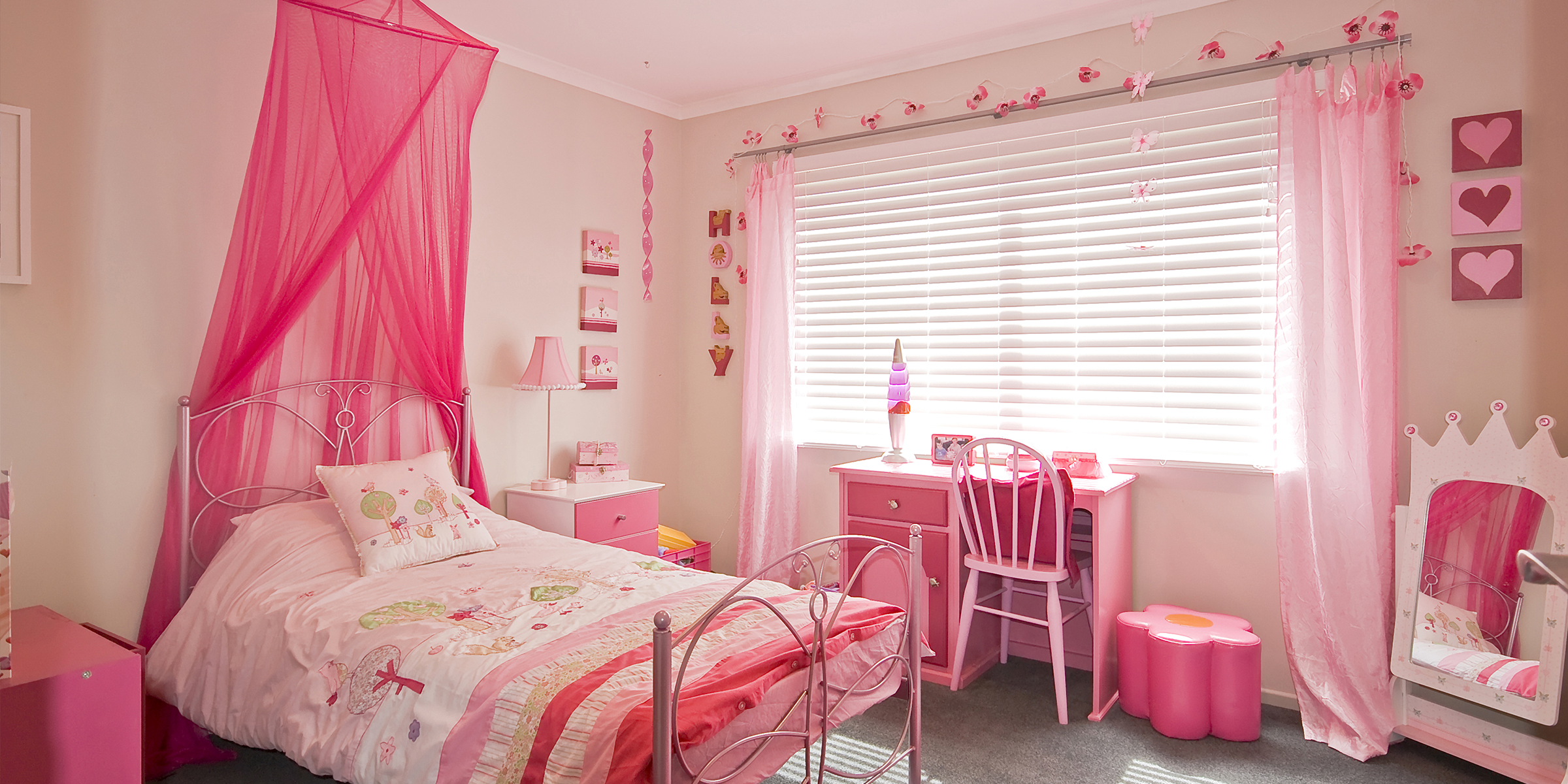 Ein hellrosa Mädchenzimmer mit skurrilem Dekor und gemütlichem Charme | Quelle: Shutterstock