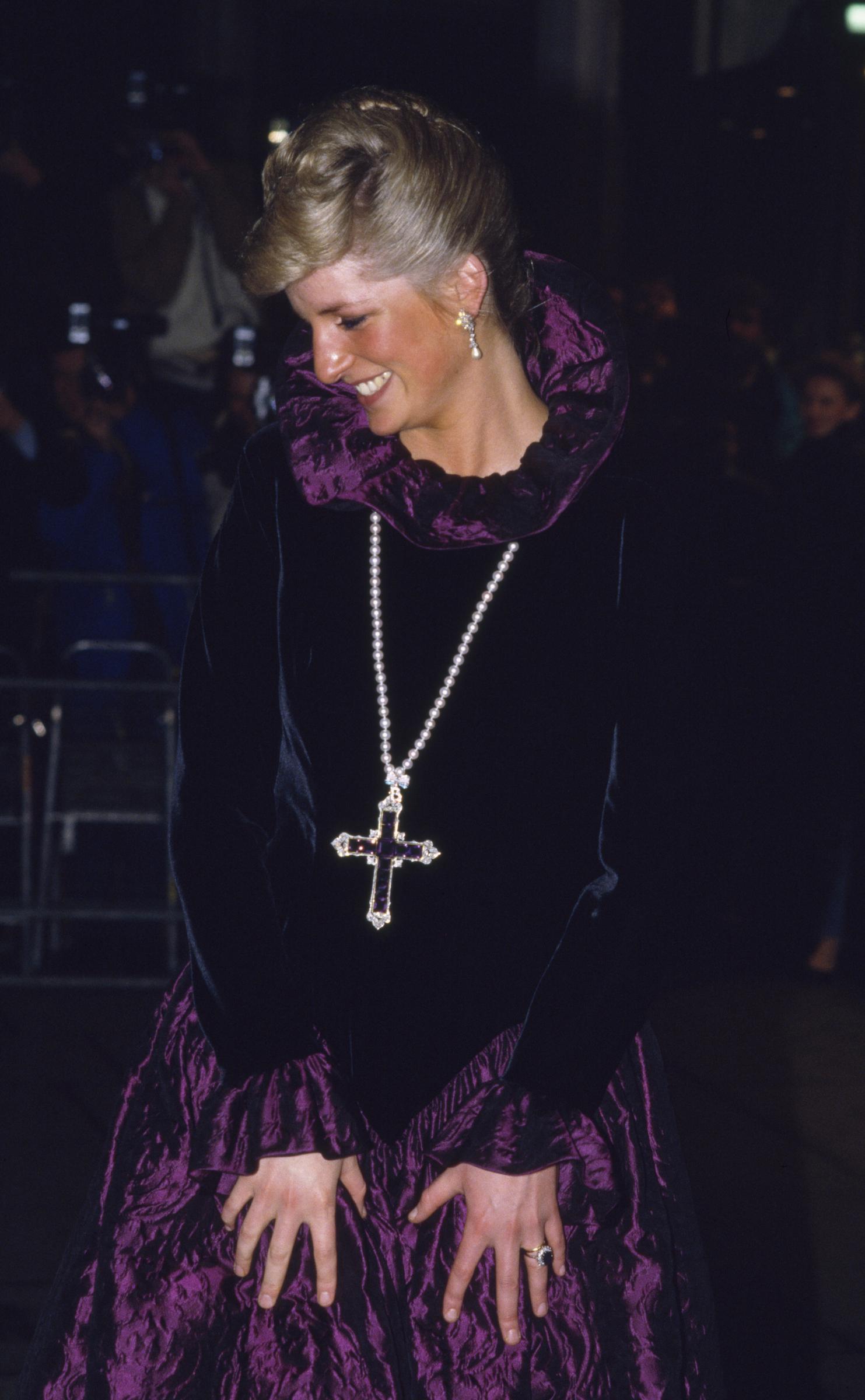 Prinzessin Diana bei ihrer Ankunft auf einer Wohltätigkeitsgala des Juweliers Garrard in London, England, am 27. Oktober 1987. | Quelle: Getty Images