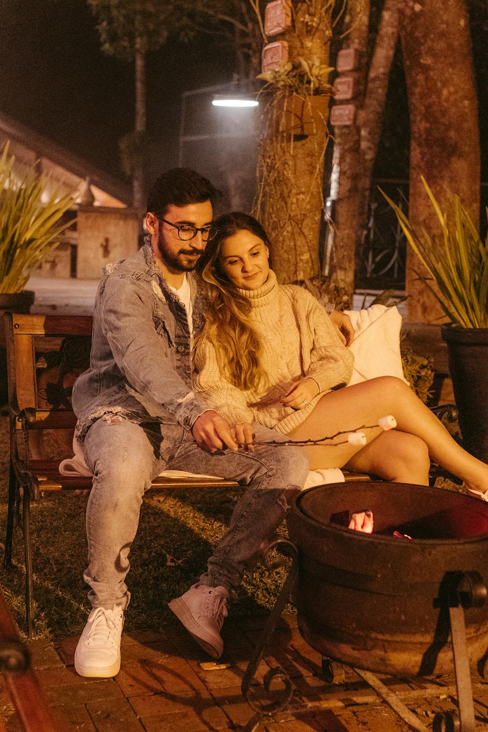 Ein Paar umarmt sich an der Feuerstelle | Quelle: Pexels