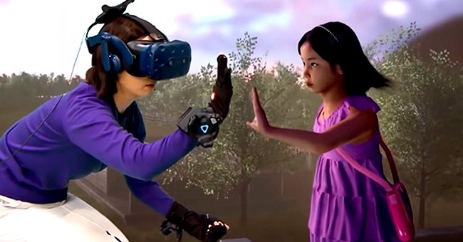 Eine tränenreiche Mutter macht mit ihrer verstorbenen Tochter per Virtual Reality ein besonderes Erlebnis | Youtube/MBClife