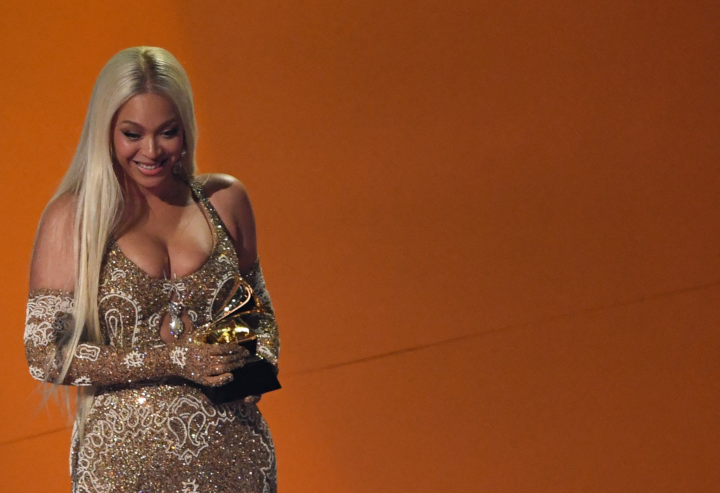 US-Sängerin Beyoncé nimmt den Preis für das beste Country-Album für „Cowboy Carter“ auf der Bühne der 67. jährlichen Grammy Awards in der Crypto.com Arena in Los Angeles am 2. Februar 2025 entgegen | Quelle: Getty Images