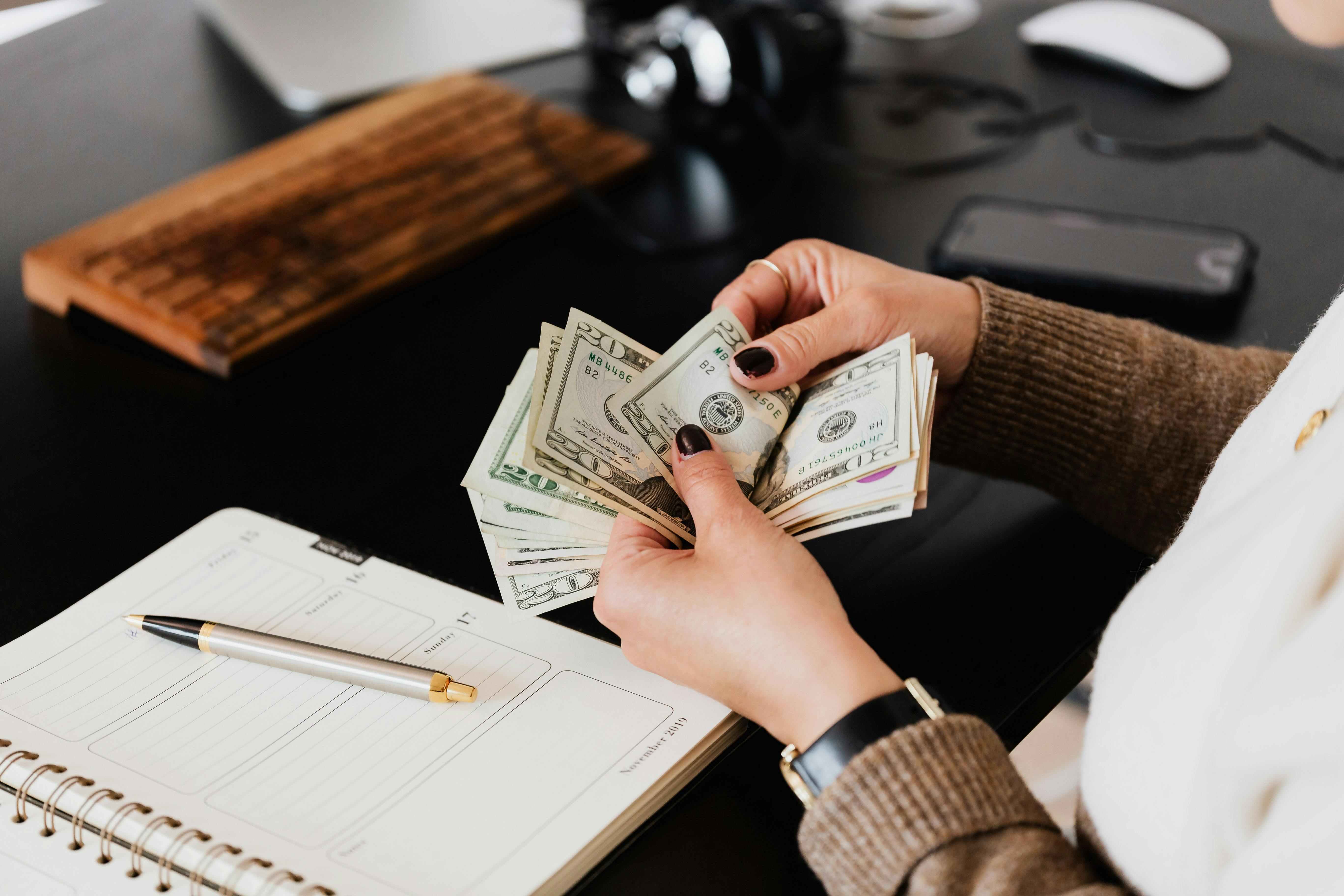 Eine Person, die Geld zählt | Quelle: Pexels