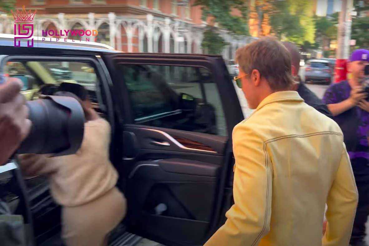 Ines de Ramon und Brad Pitt beim Einsteigen in ihr Auto. | Quelle: YouTube/Hollywood Pipeline