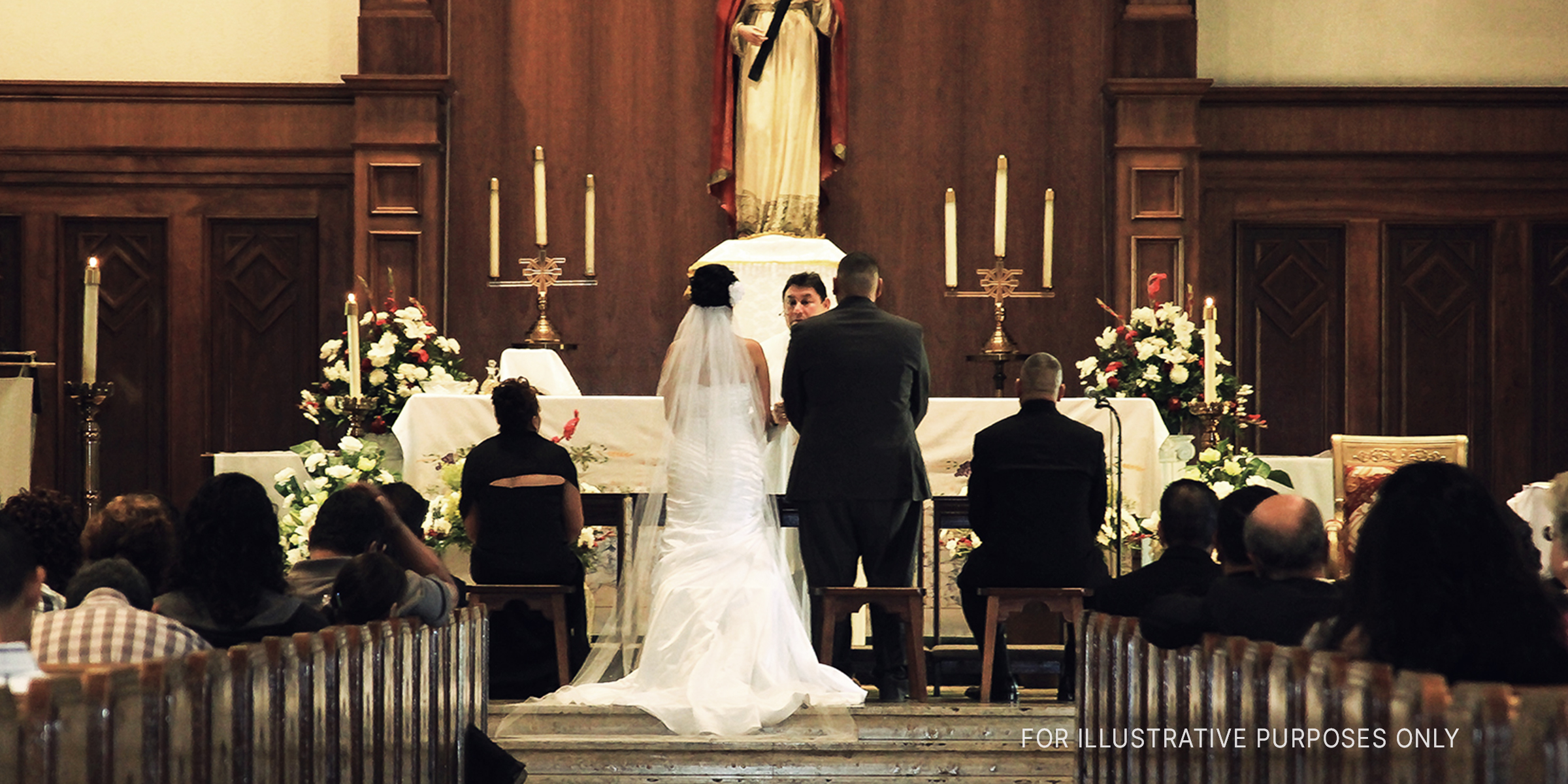 Braut und Bräutigam stehen in einer Kirche | Quelle: Flickr/demxx (CC BY 2.0)