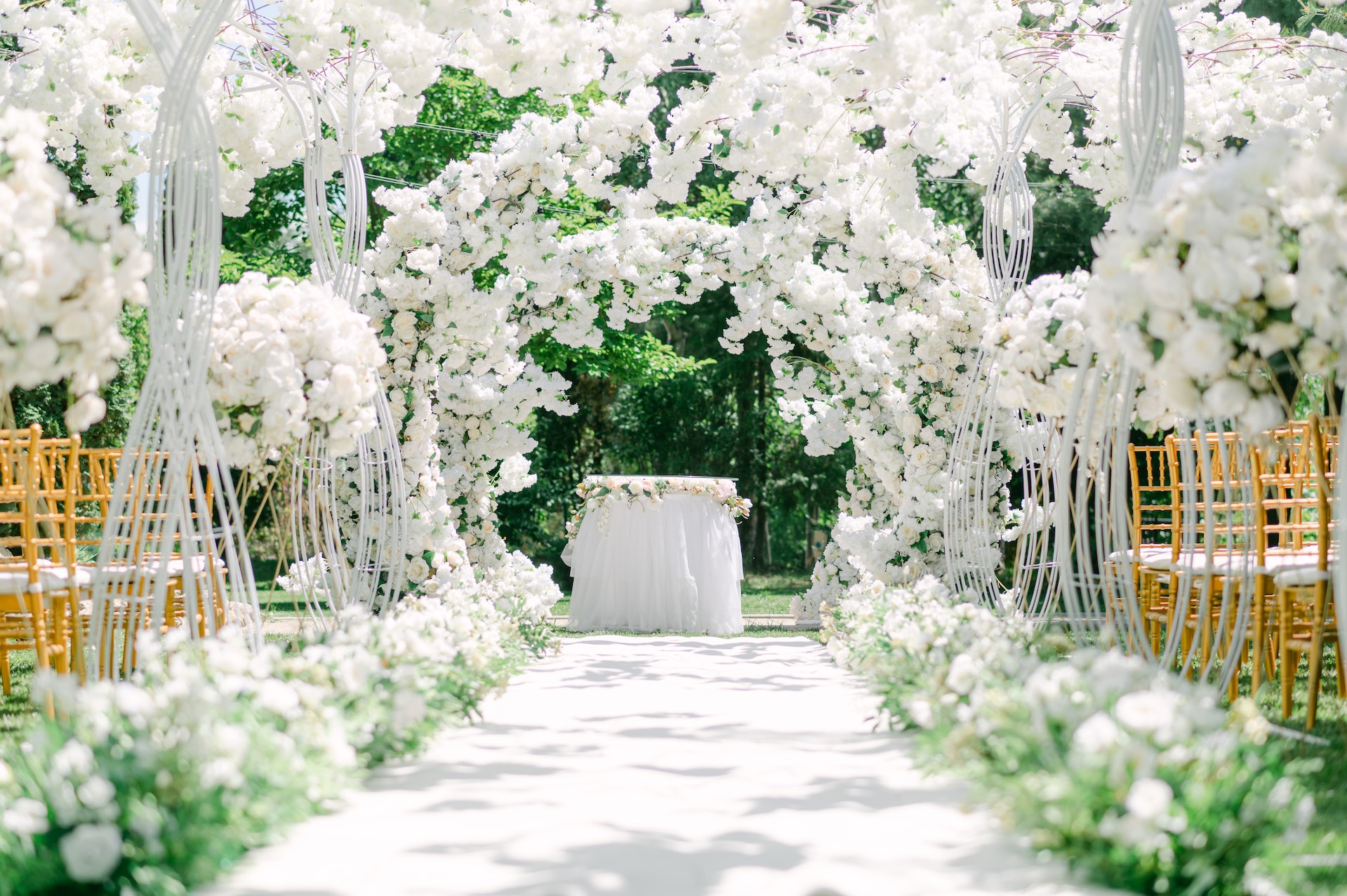 Eine mit Blumen geschmückte Hochzeitslocation | Quelle: Pexels