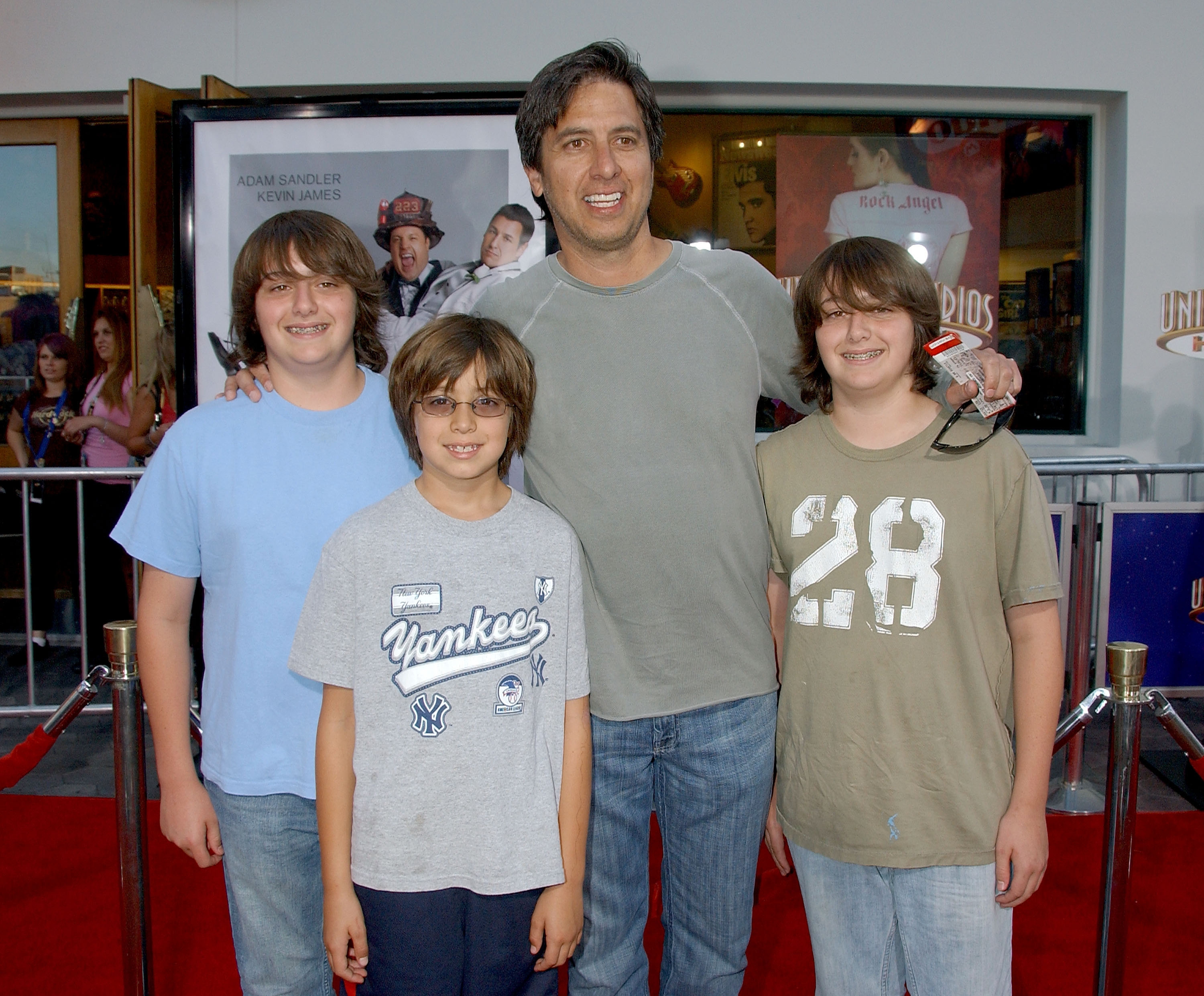 Ray Romano mit seinen drei Söhnen, aufgenommen am 12. Juli 2007 im Gibson Amphitheatre und in den CityWalk Cinemas | Quelle: Getty Images