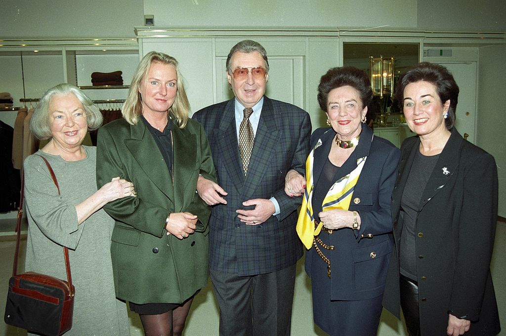 Peter Alexander (mi.), Ehefrau Hilde Alexander, Tochter Susanne Alexander-Neumayer, Kommerzialrätin Herma Fürnkranz und Tochter (v.l.n.r.), Präsentation des Seidentuches "Orchidee", Wien, Österreich, Europa, Wien, Österreich, 19.03.1996 | Quelle: Getty Images