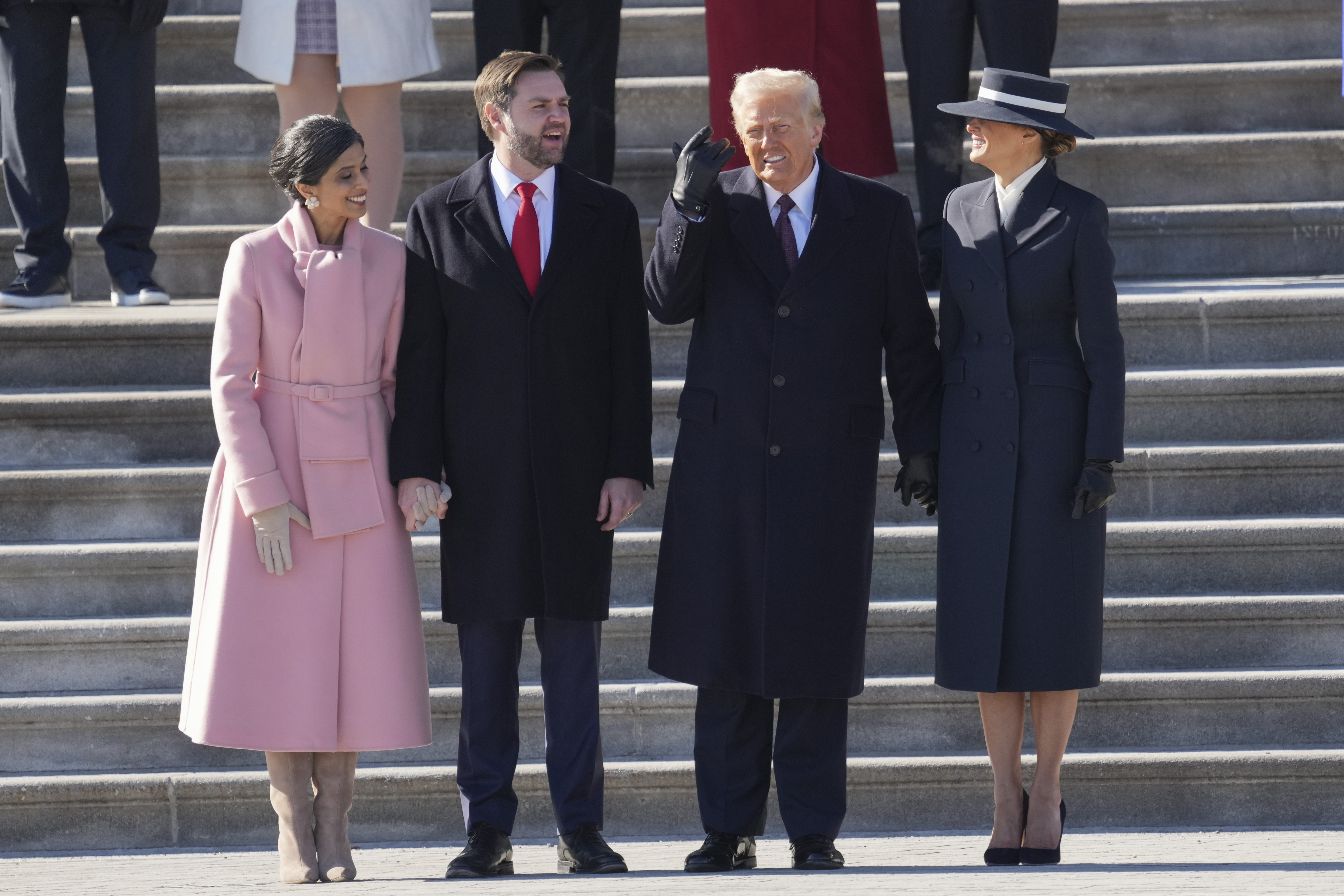 Second Lady Usha Vance, US-Vizepräsident J.D. Vance, US-Präsident Donald Trump und First Lady Melania Trump während der Abschiedszeremonie für den ehemaligen US-Präsidenten Joe Biden und die ehemalige US-Vizepräsidentin Kamala Harris am 20. Januar 2025 in Washington, D.C. | Quelle: Getty Images