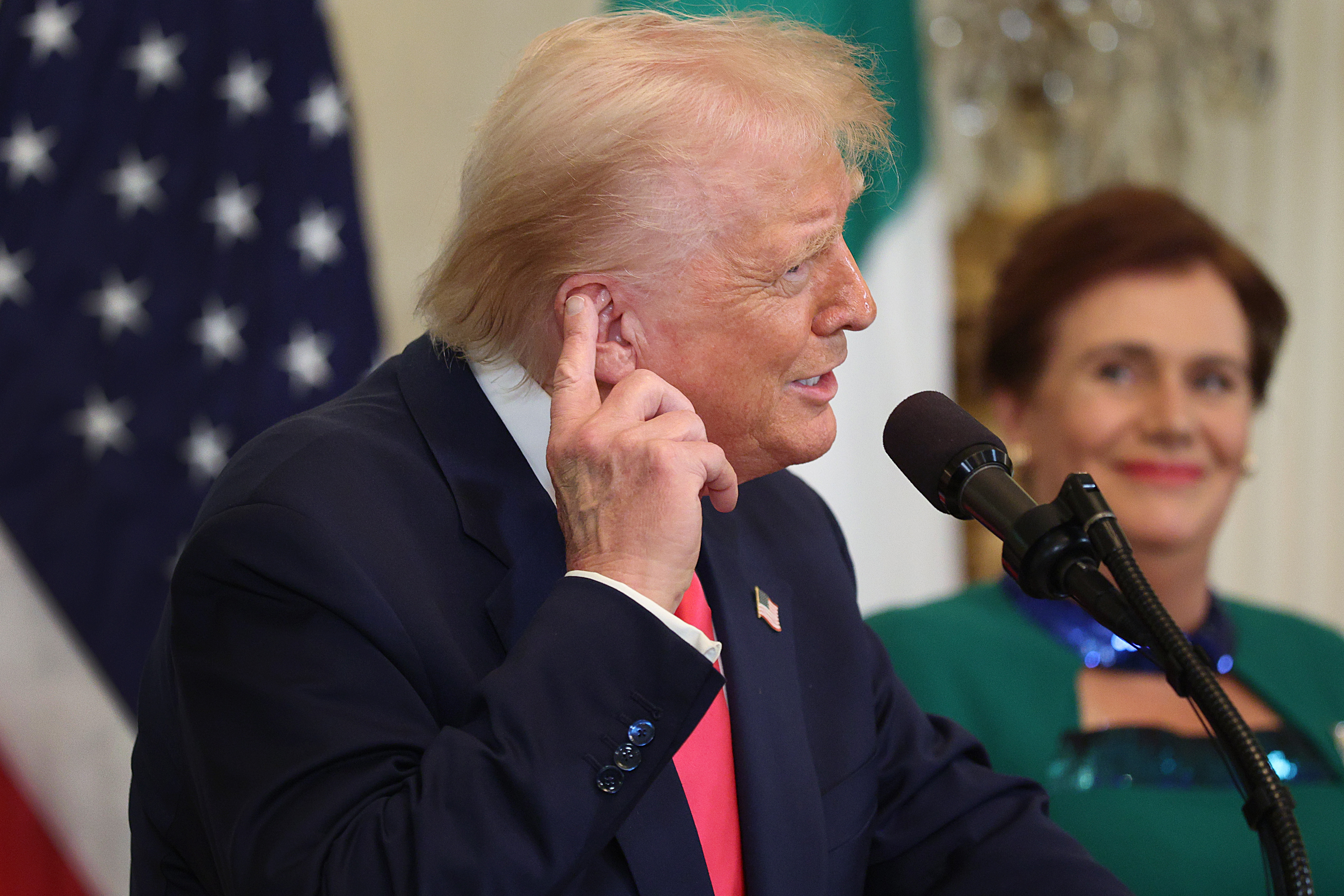 Donald Trump trifft sich mit dem irischen Taoiseach Micheál Martin und seiner Frau Mary O'Shea während einer Veranstaltung zum St. Patrick's Day im East Room des Weißen Hauses am 12. März 2025 in Washington, D.C. | Quelle: Getty Images