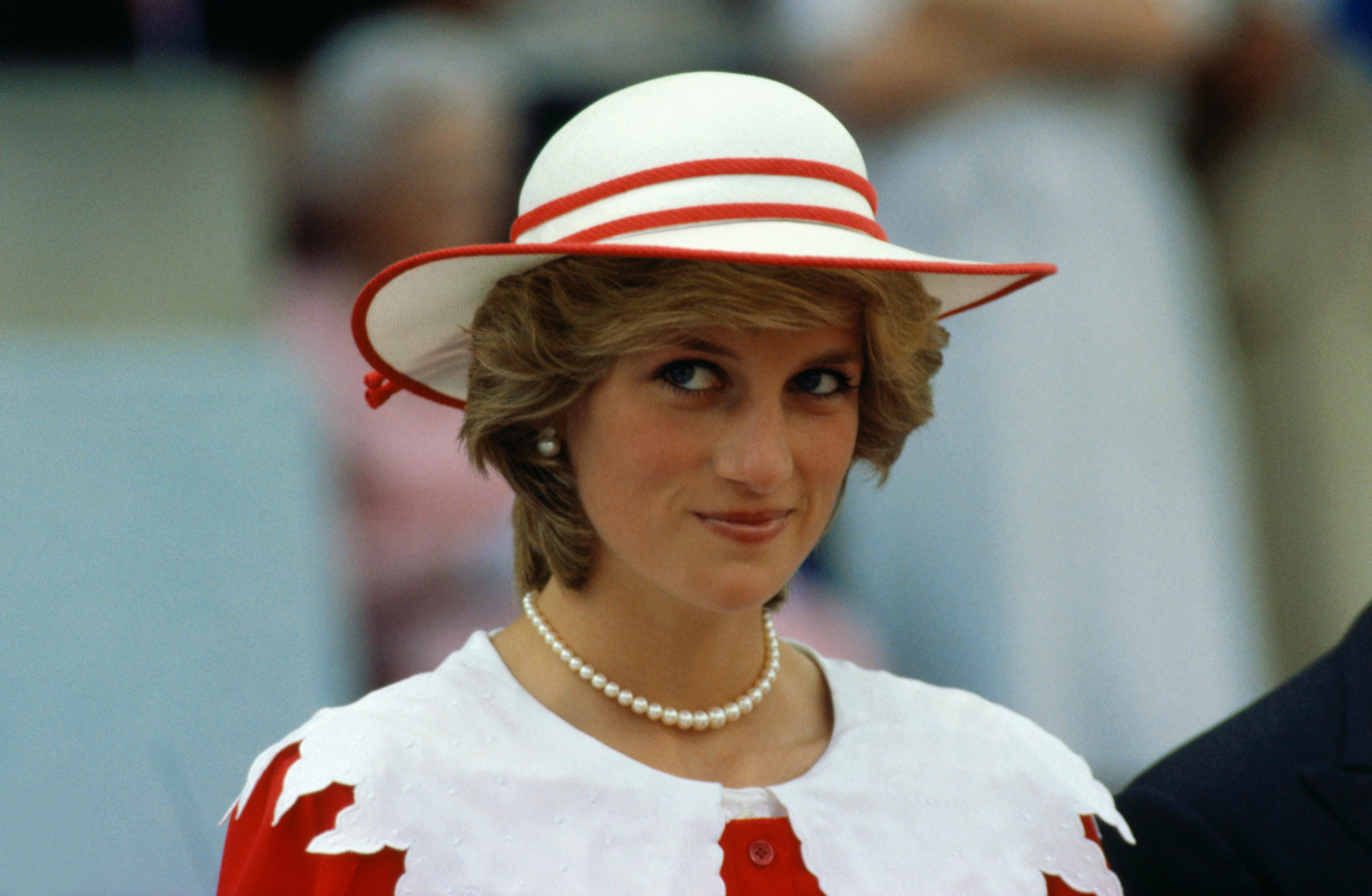 Diana, Prinzessin von Wales, trägt während eines Staatsbesuchs in Edmonton, Alberta, ein Outfit in den Farben Kanadas. | Quelle: Getty Images