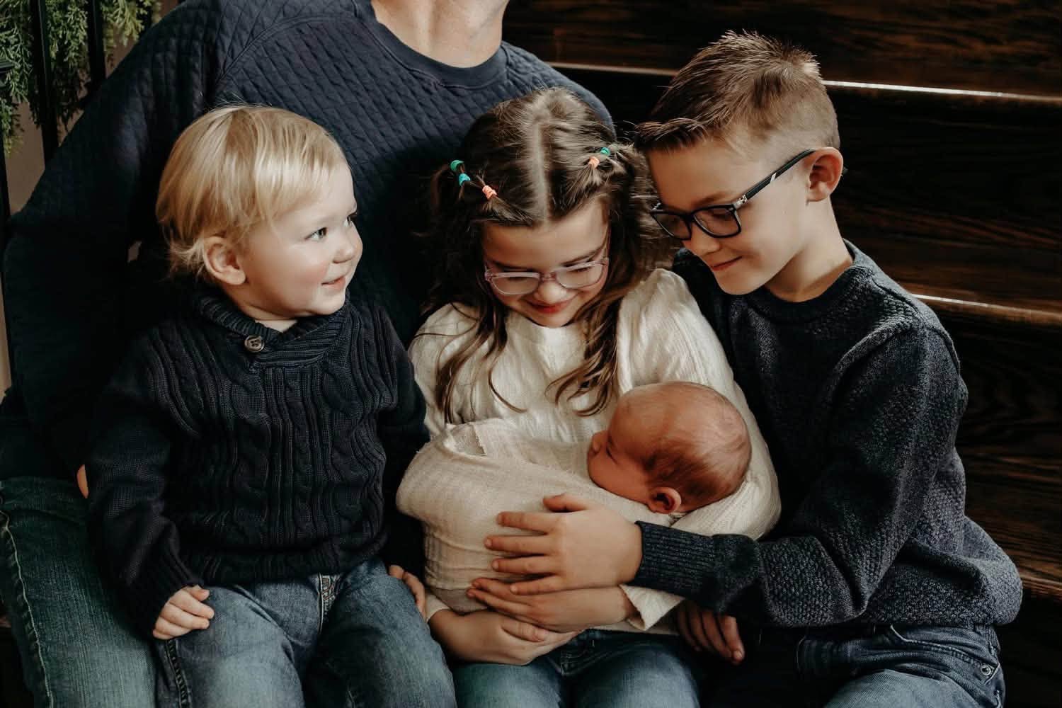 Die hier abgebildeten Kinder stehen nun im Mittelpunkt des Unterstützungsnetzwerks ihrer Familie, da sich das Leben um sie herum dramatisch verändert. Die Spendenaktion soll dazu beitragen, etwas Stabilität in ihrem Alltag zu bewahren – von der Kinderbetreuung bis hin zu Freizeitaktivitäten –, während die Erwachsenen um sie herum die Folgen der Ereignisse bewältigen. | Quelle: Facebook/ Kayla Bree Crime Files