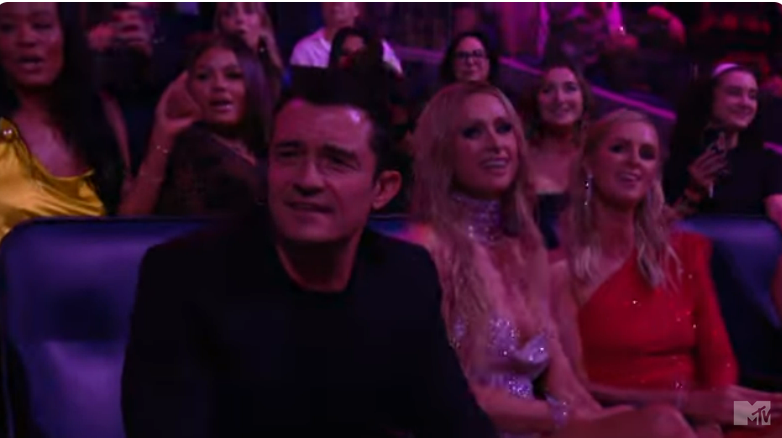 Orlando Bloom sieht sich den Auftritt von Katy Perry bei den MTV VMAs an, aus einem YouTube-Video vom 12. September 2024 | Quelle: Youtube/@MTV