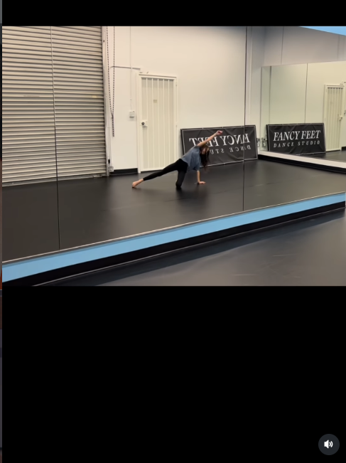 Fiona Lowe probt in einem Tanzstudio und arbeitet bei einer zweiten Probe, ein paar Wochen nach ihrer Rückkehr, an ihrer Choreografie. Ihre Lehrerin, Kendra Andrews, hat die Fortschritte der Teenagerin bemerkt. | Quelle: Instagram/kendraandrews
