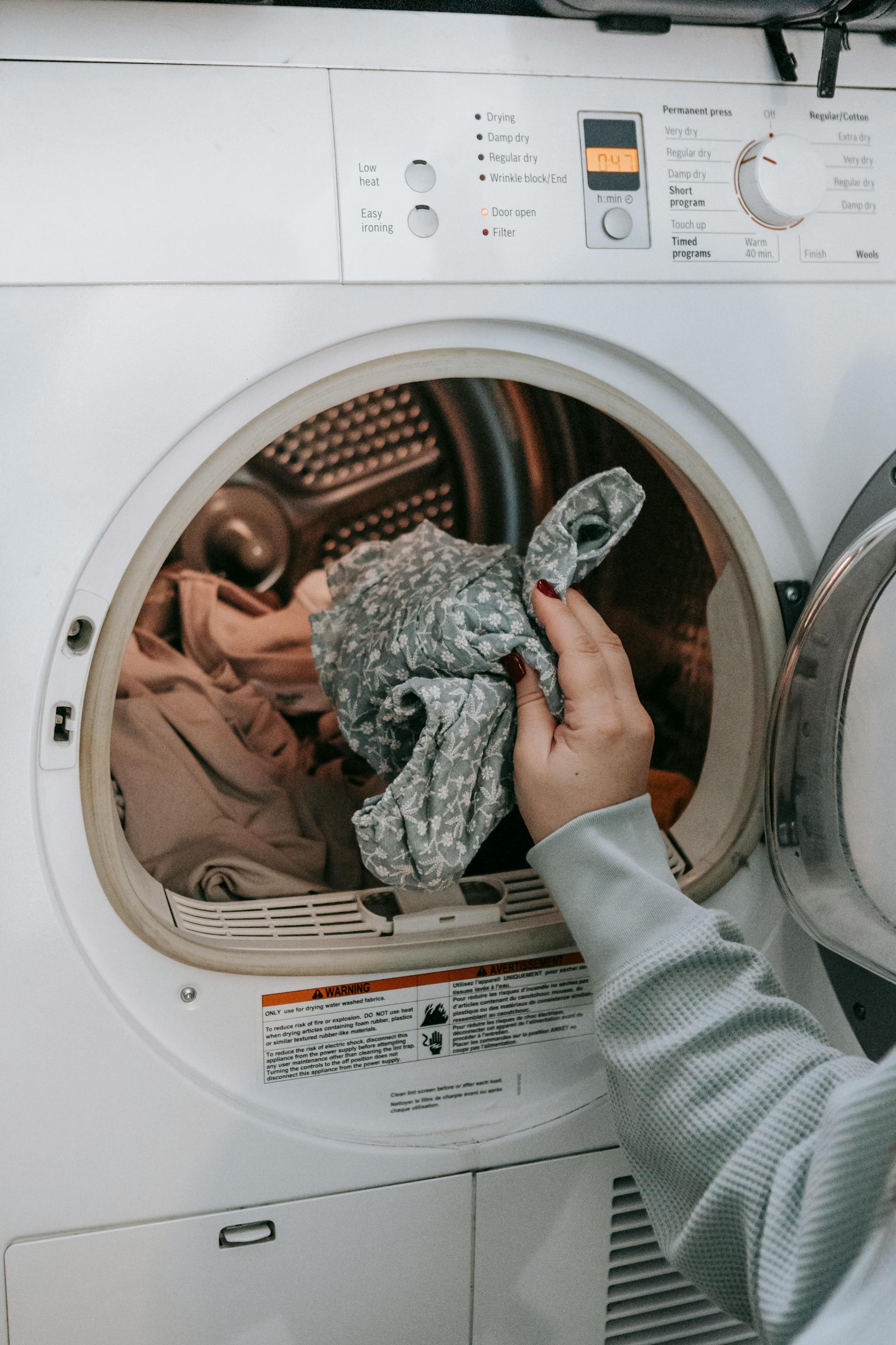 Eine Frau beim Wäschewaschen | Quelle: Pexels