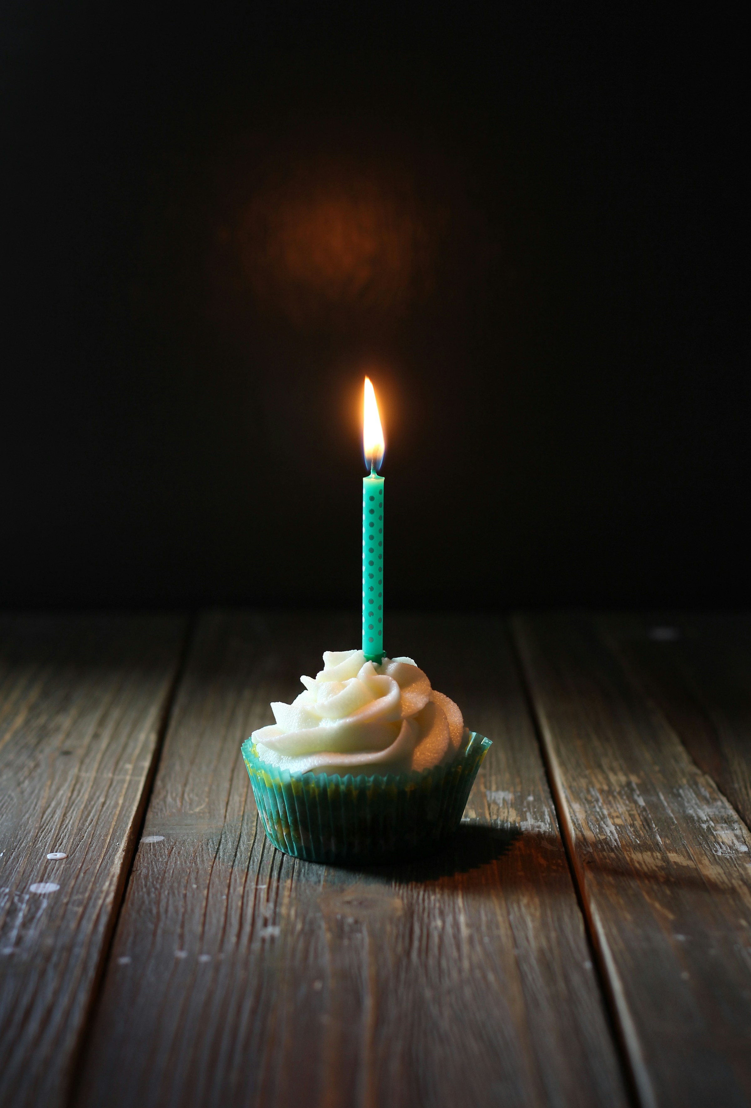 Ein Cupcake mit einer Kerze | Quelle: Unsplash