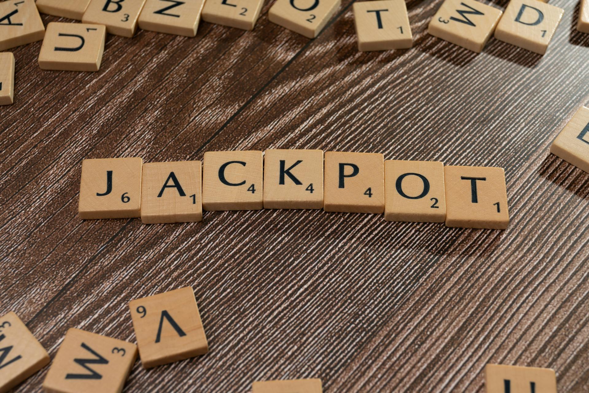 Das Wort Jackpot in Scrabble-Buchstaben buchstabiert | Quelle: Pexels