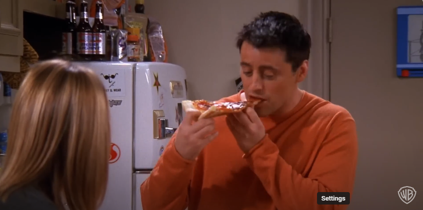 Matt LeBlanc als Joey am Set von "Friends" beim Pizzaessen | Quelle: YouTube/@warnerbrostv