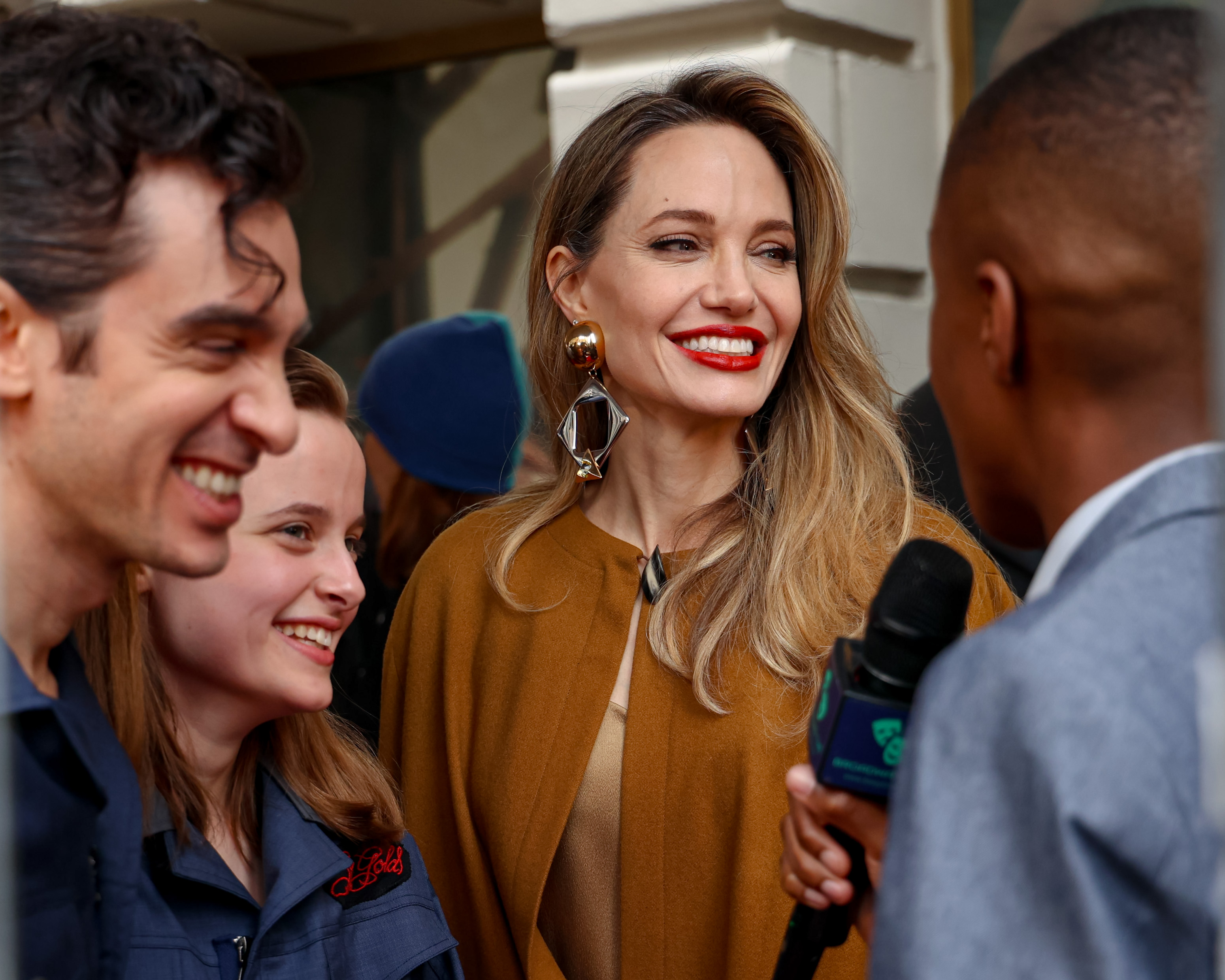 Justin Levine, Vivienne Jolie-Pitt und Angelina Jolie sprechen mit den Medien bei der Premiere von "The Outsiders" im Bernard B. Jacobs Theatre am 11. April 2024 in New York City. | Quelle: Getty Images