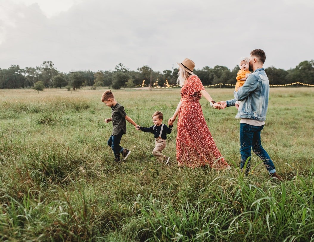 Georg, Werner und Luisa waren Kinder, als ihre Eltern starben | Quelle: Unsplash