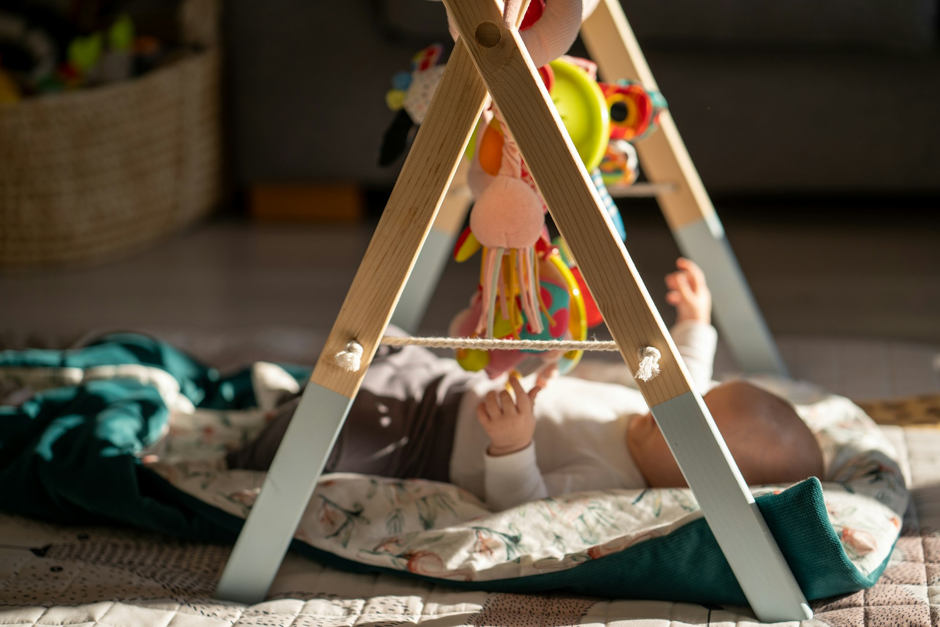 Ein Baby spielt mit Spielzeug | Quelle: Unsplash