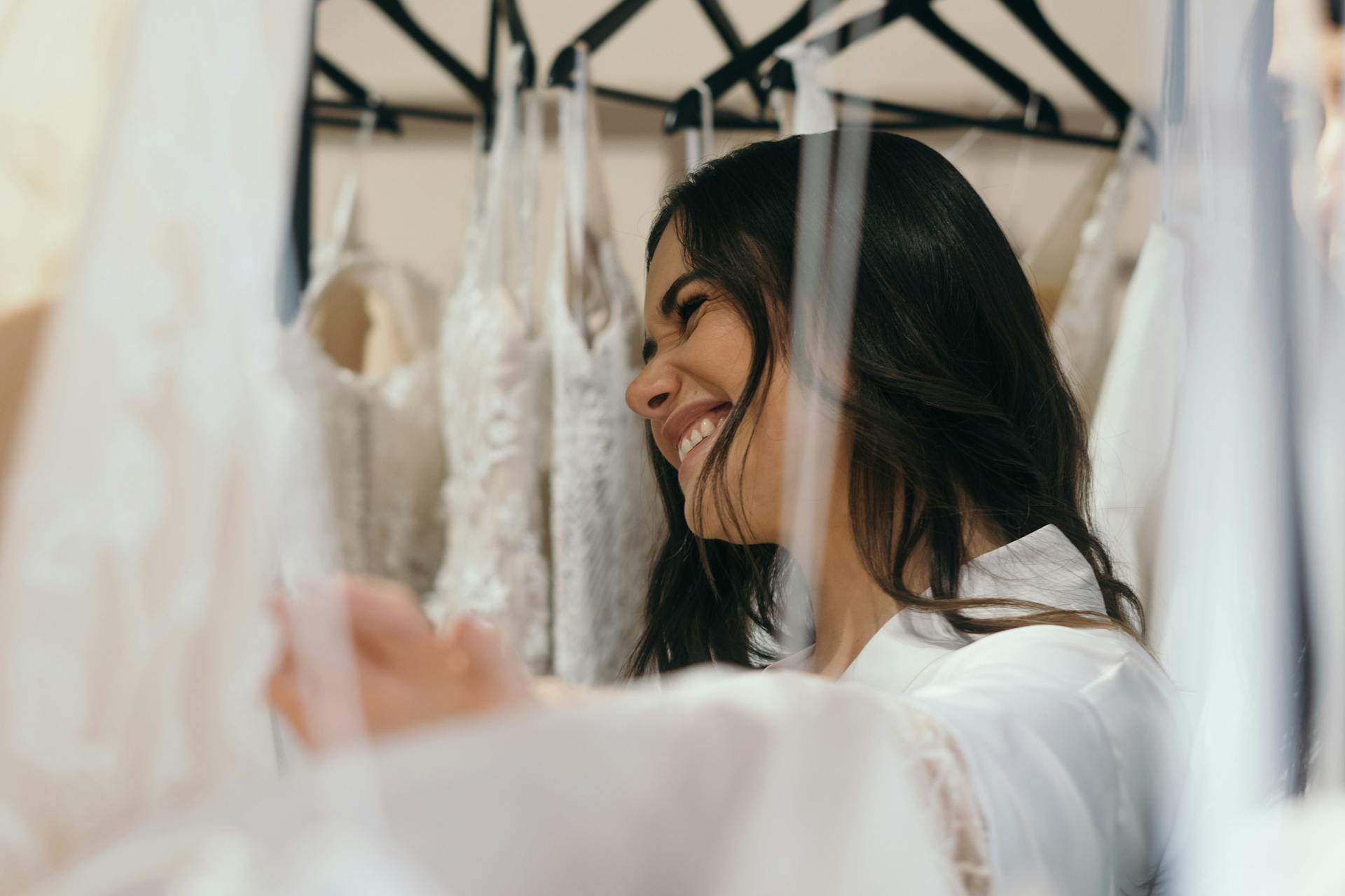 Eine Braut mit Hochzeitskleidern | Quelle: Pexels