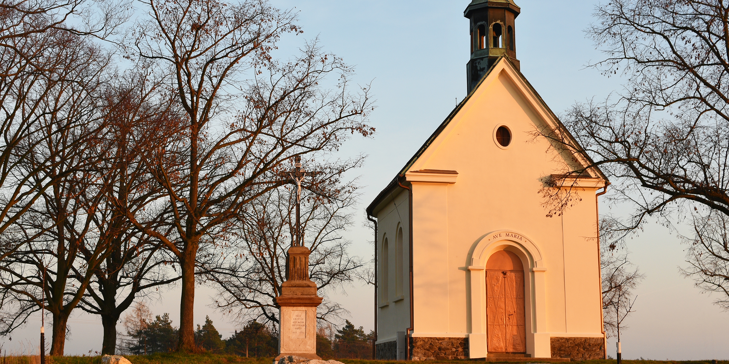 Eine in Sonnenlicht getauchte Kapelle | Quelle: Shutterstock