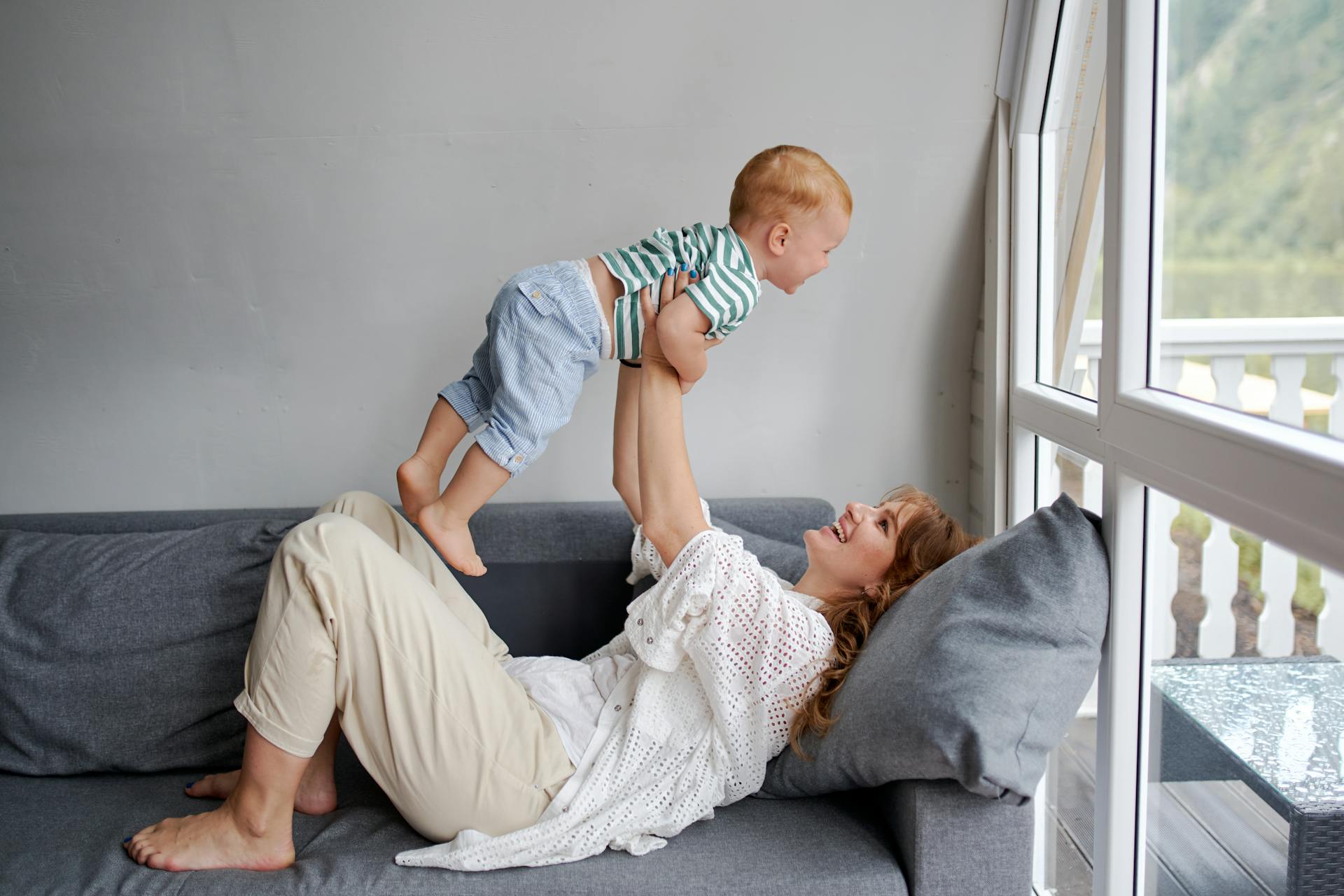 Fröhliche Frau mit einem kleinen Jungen | Quelle: Pexels