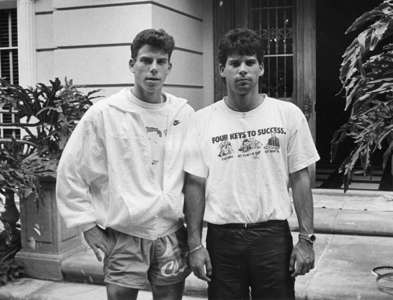 Die Menendez-Brüder vor ihrem Haus in Beverly Hills im Jahr 1989. | Quelle: Getty Images