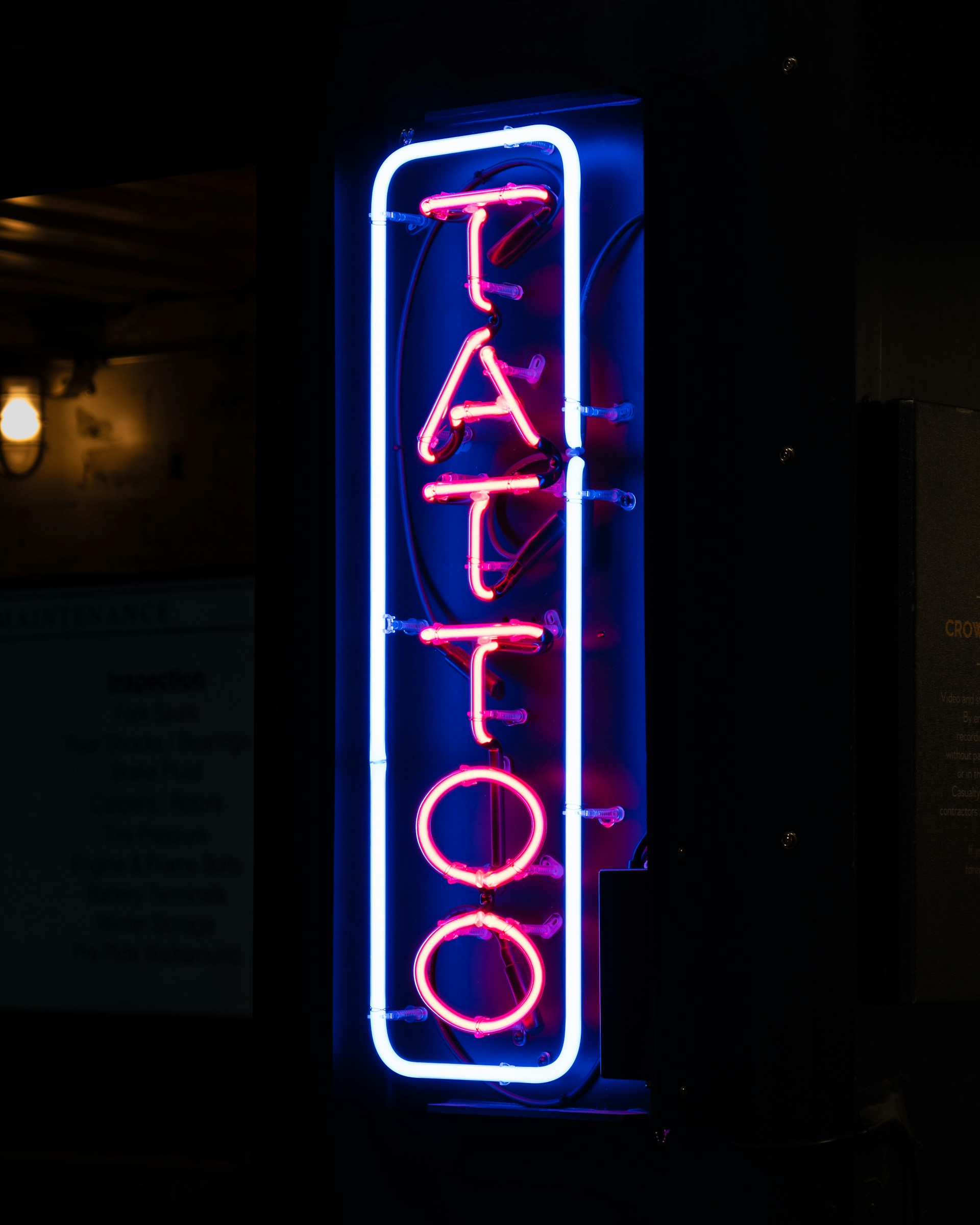 Ein Tattoo-Ladenschild | Quelle: Unsplash