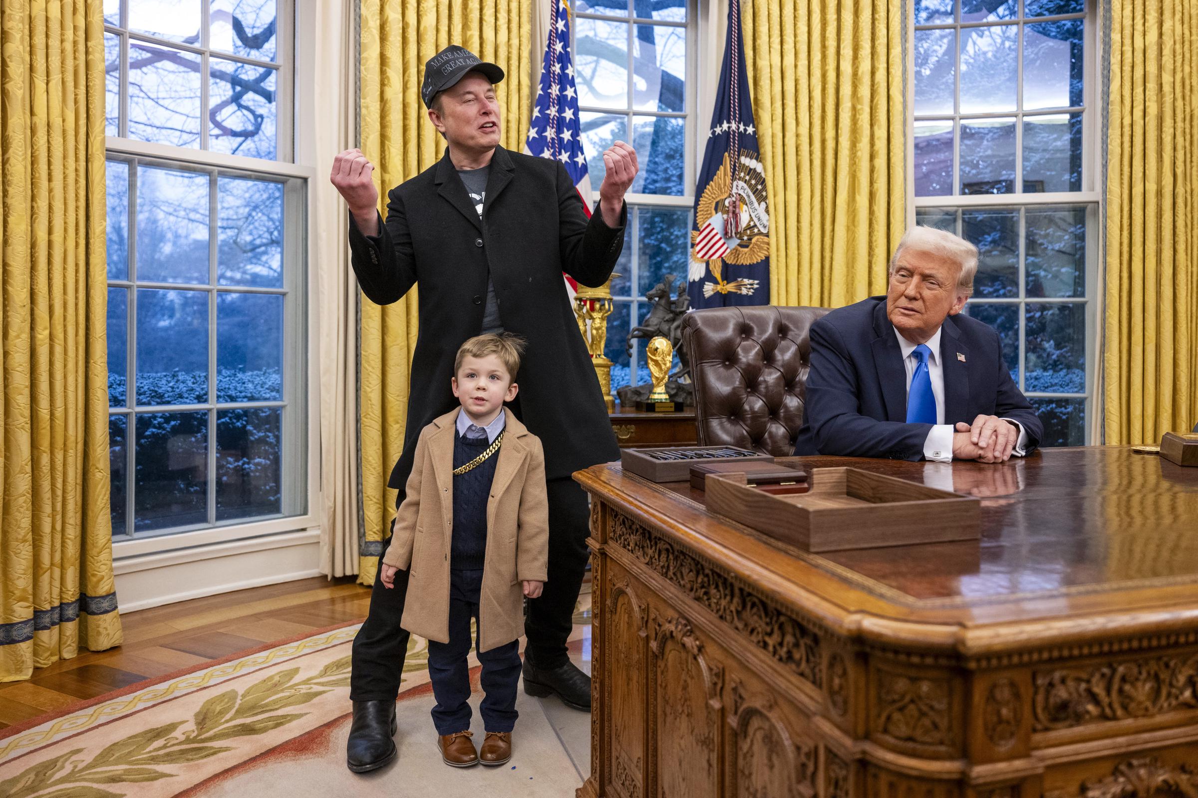 Elon Musk mit X Æ A-Xii begleitet US-Präsident Donald Trump bei der Unterzeichnung von Durchführungsbestimmungen im Oval Office des Weißen Hauses in Washington, DC, 11. Februar 2025 | Quelle: Getty Images